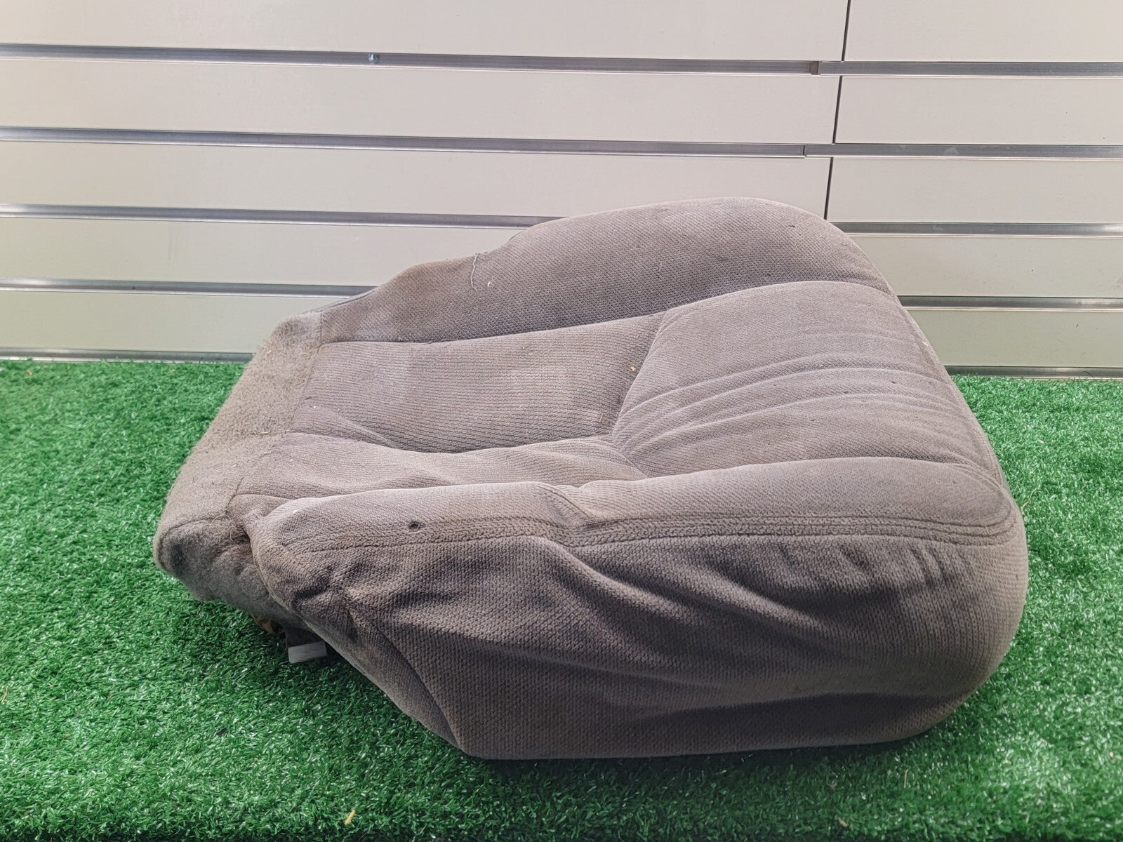 🔥99-06 Chevy Silverado Tahoe Sierra  bottom seat cloth front right V3 Tan