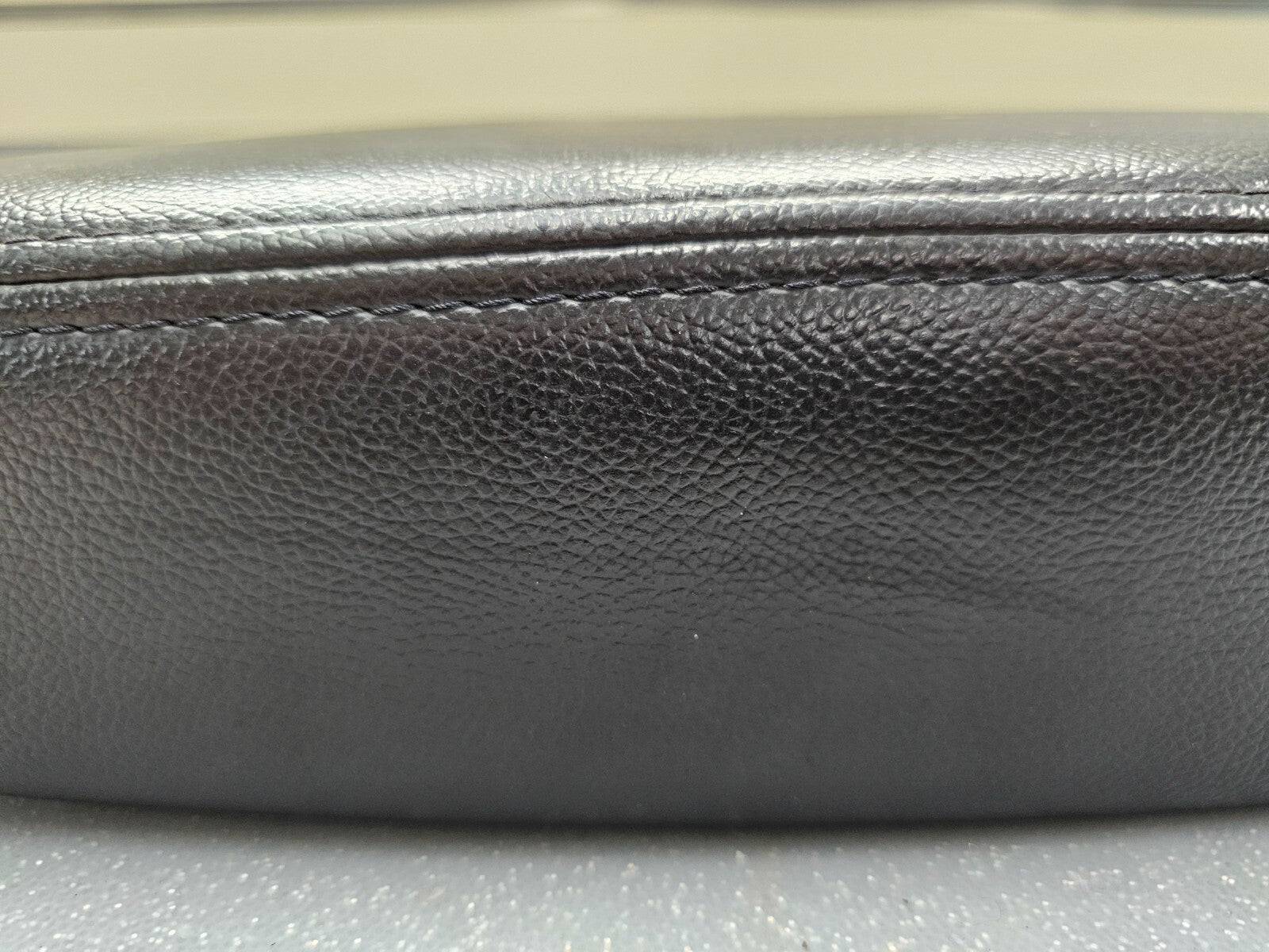 🔥07-13 Tahoe Suburban Yukon Leather Console Lid Armrest Cover Top Pad Black JS5