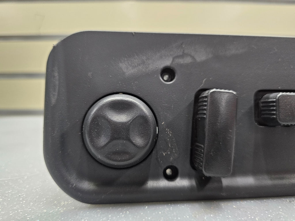 99-02 CHEVY SUBURBAN TAHOE SILVERADO 8 WAY FRONT RIGHT PASSENGER SEAT SWITCH OEM