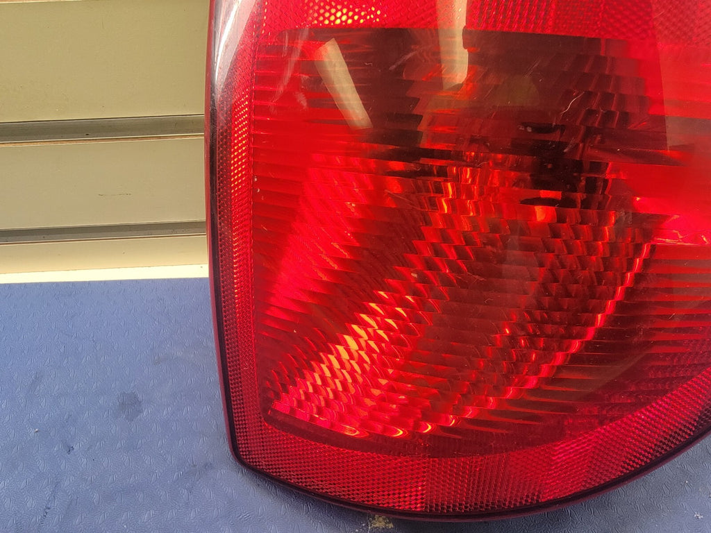 🔥04-07 chrysler Town Country Dodge Grand Caravan Passenger Taillight Assembly