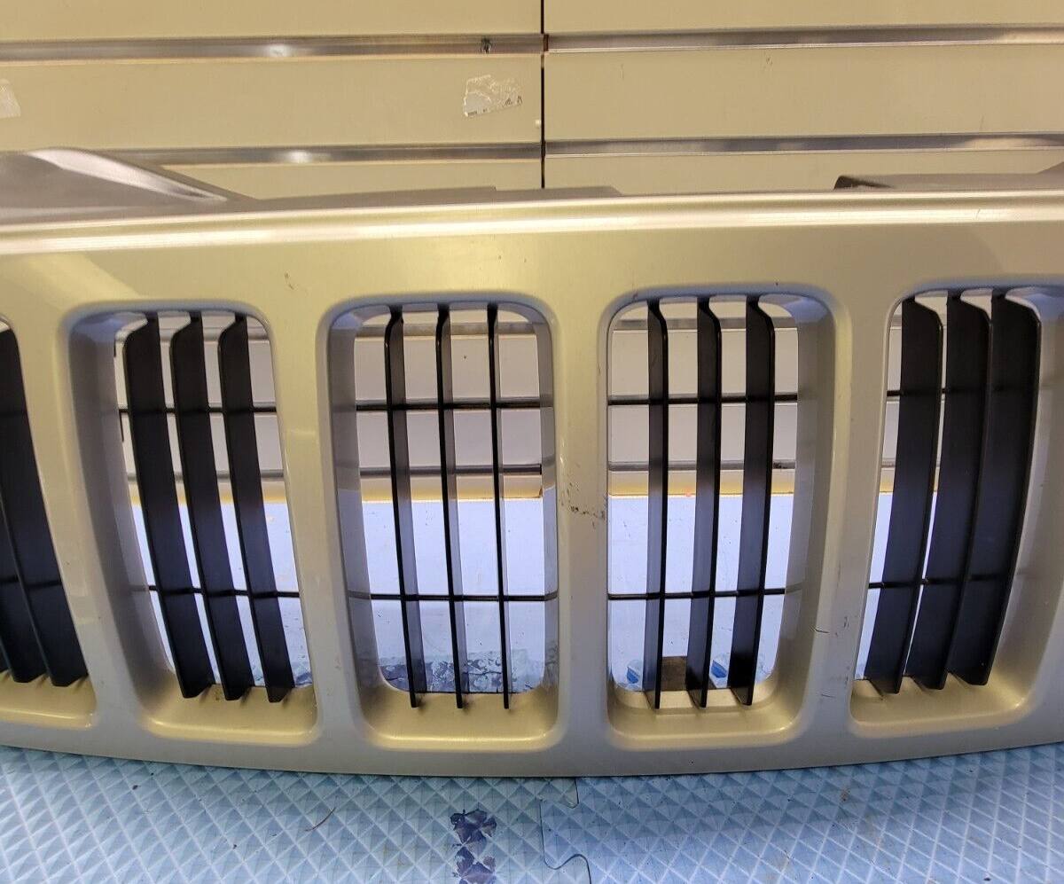 🔥08-10 Jeep Grand Cherokee Front Center Upper Grille Chrome Assembly White OEM