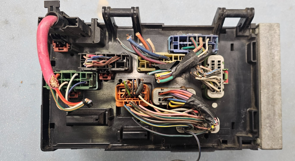 🔥06-07 Grand Caravan Town Country Fuse Box Relay Control Module TPIM Junction