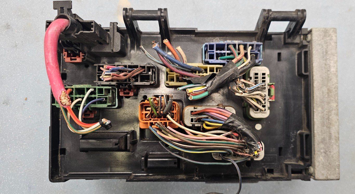 🔥06-07 Grand Caravan Town Country Fuse Box Relay Control Module TPIM Junction