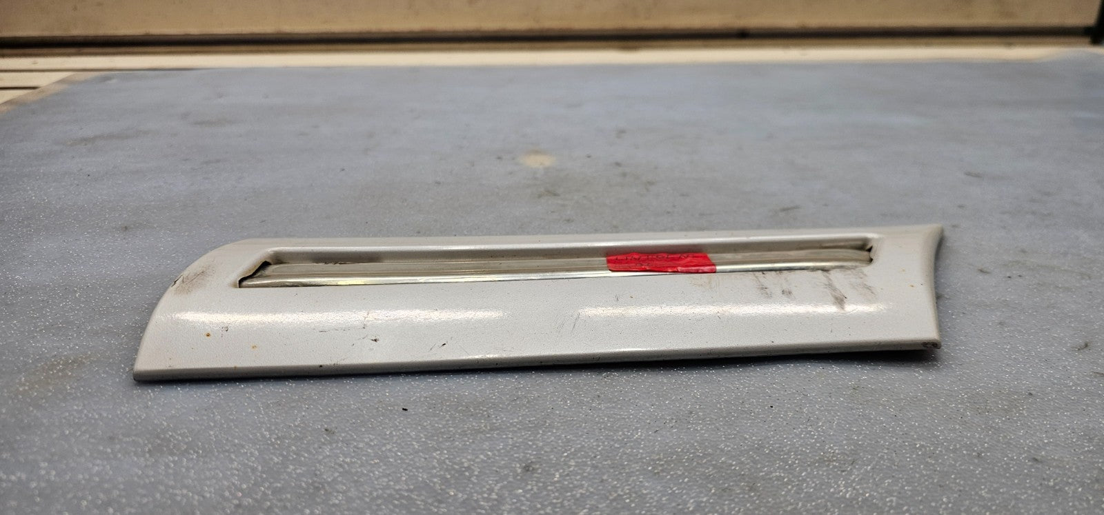 🔥95-97 TOWNCAR RIGHT PASSENGER FRONT FENDER TRIM White Gold Center MOLDING TAN