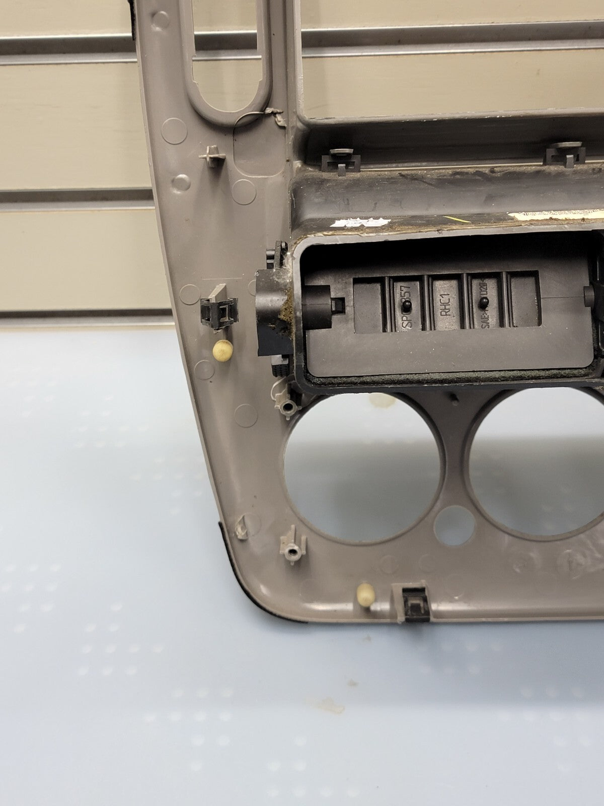 02-05 FORD EXPLORER RADIO AUDIO CLIMATE TEMPERATURE CONTROL BEZEL TRIM silver