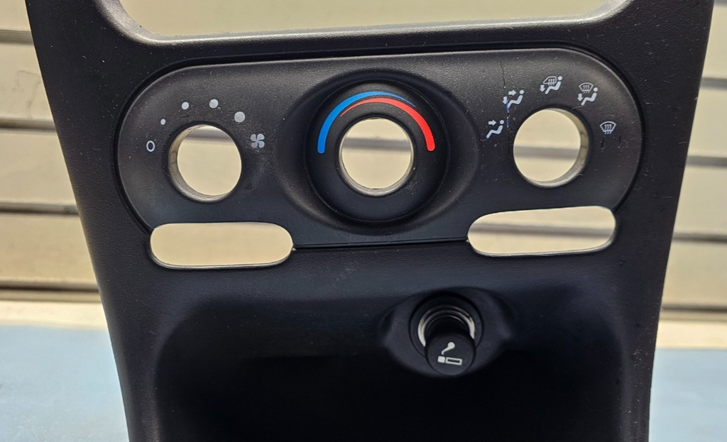 01-04 ALERO DASH AM FM RADIO STEREO DISPLAY RECEIVER CLIMATE CONTROL BEZEL BLACK