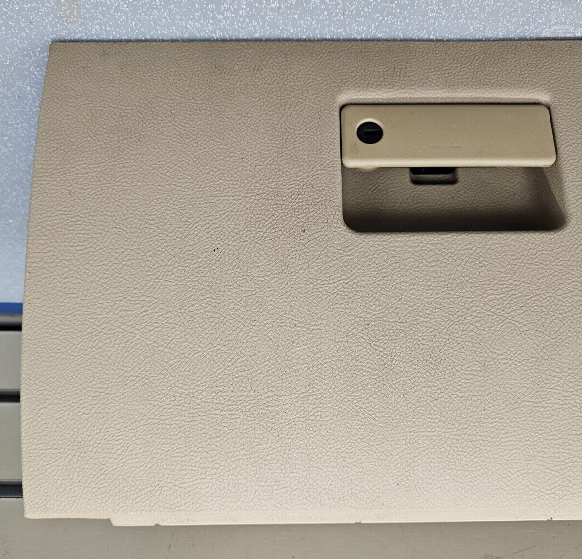 03-06 NAVIGATOR DASH GLOVE BOX STORAGE COMPARTMENT INSTRUMENT PANEL ASSEMBLY TAN