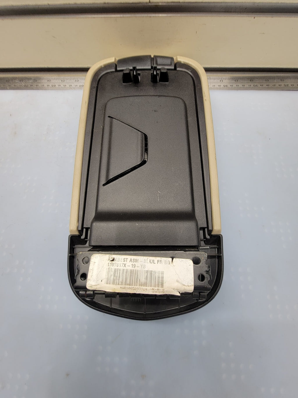 🔥2011-2014 CHRYSLER 200 DODGE AVENGER CENTER CONSOLE LID ARM REST TAN