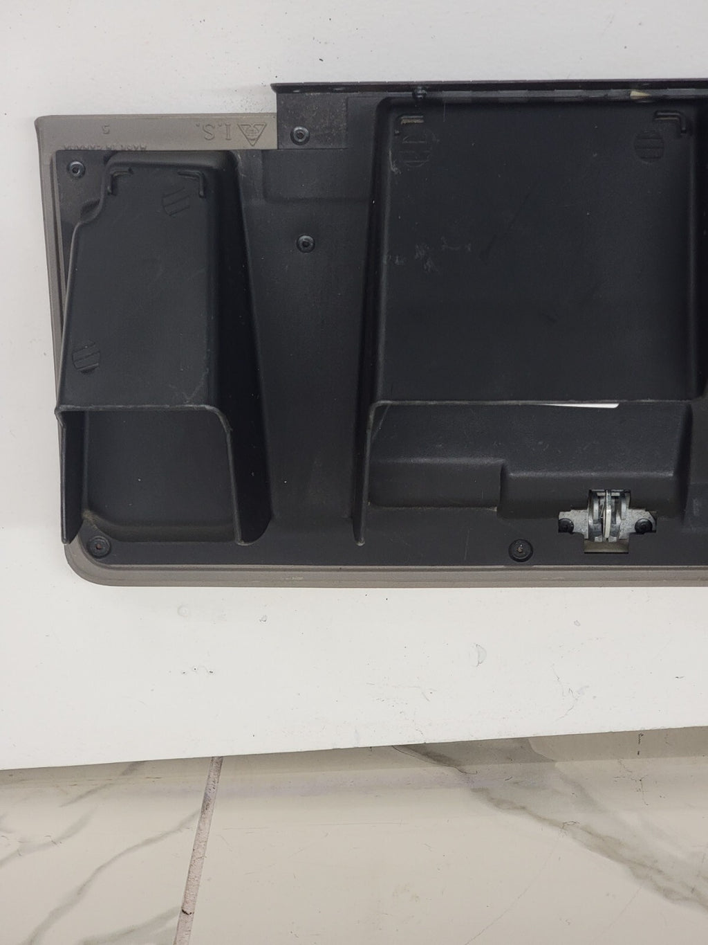 2002-2006 CADILLAC ESCALADE GLOVE BOX  DASH STORAGE COMPARTMENT OE LIGHT GRAY G9