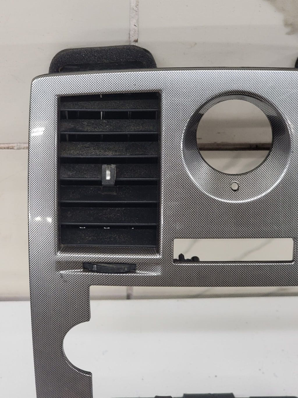 05-07 CHRYSLER 300 RADIO BEZEL CENTER AIR VENTS Storage CARBON SILVER B16