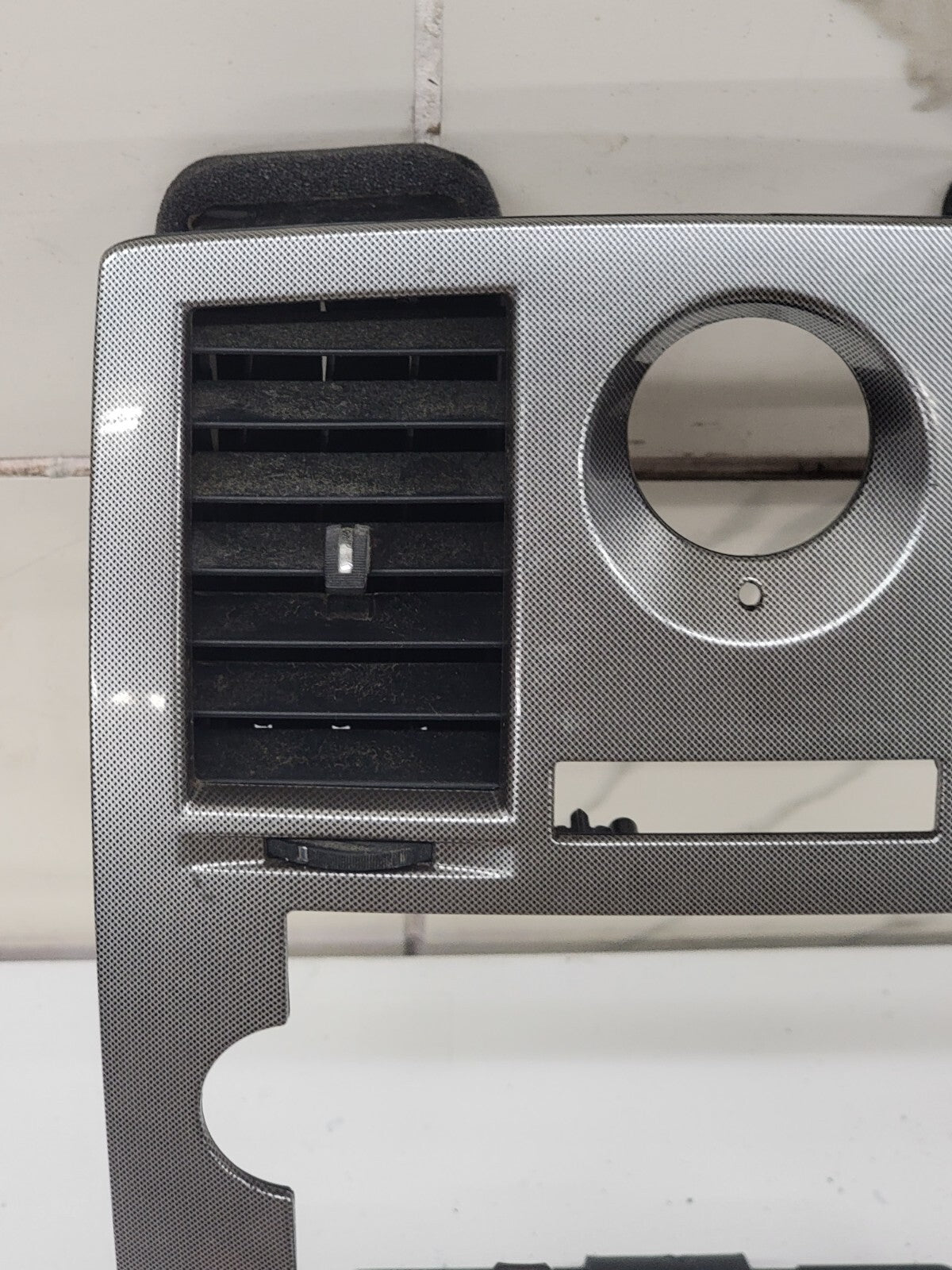05-07 CHRYSLER 300 RADIO BEZEL CENTER AIR VENTS Storage CARBON SILVER B16