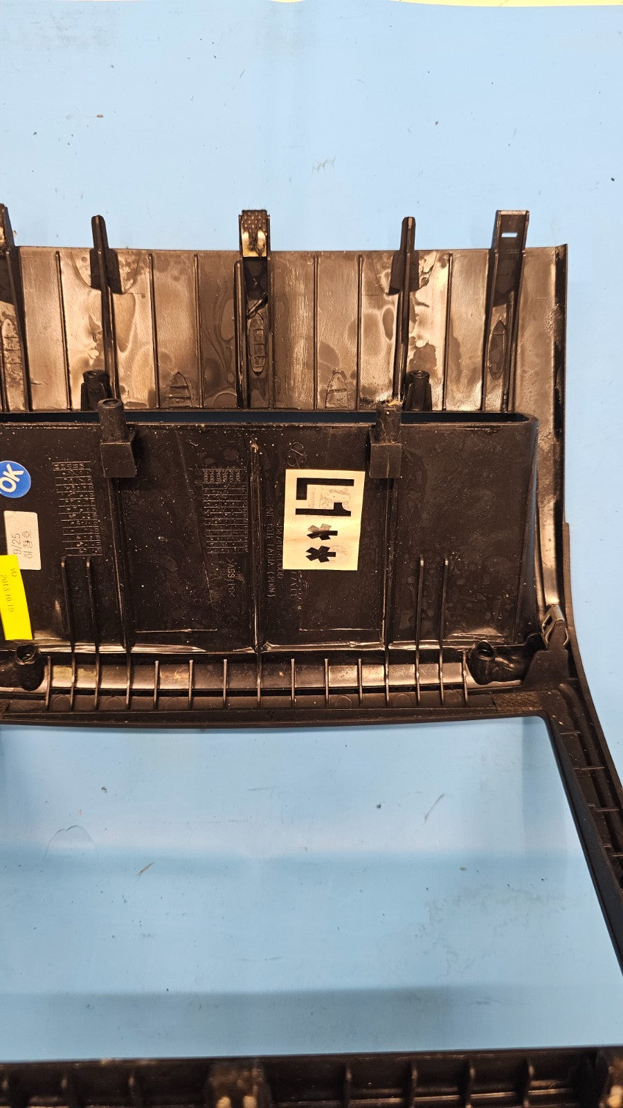 06-14 Kia Sedona Center Dash Radio Bezel Trim Panel Digital Clock Molding Black