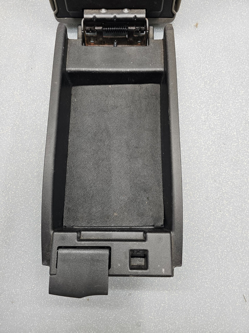 08-12 Chevy Malibu FRONT CENTER CONSOLE LID ARMREST ASSEMBLY STORAGE COVER GRAY