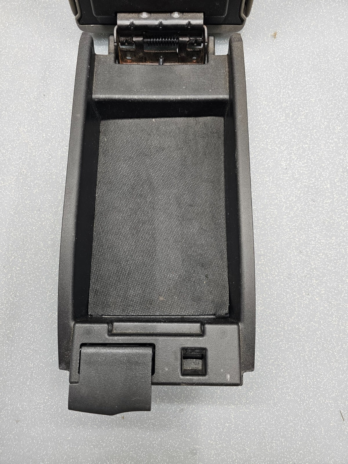 08-12 Chevy Malibu FRONT CENTER CONSOLE LID ARMREST ASSEMBLY STORAGE COVER GRAY