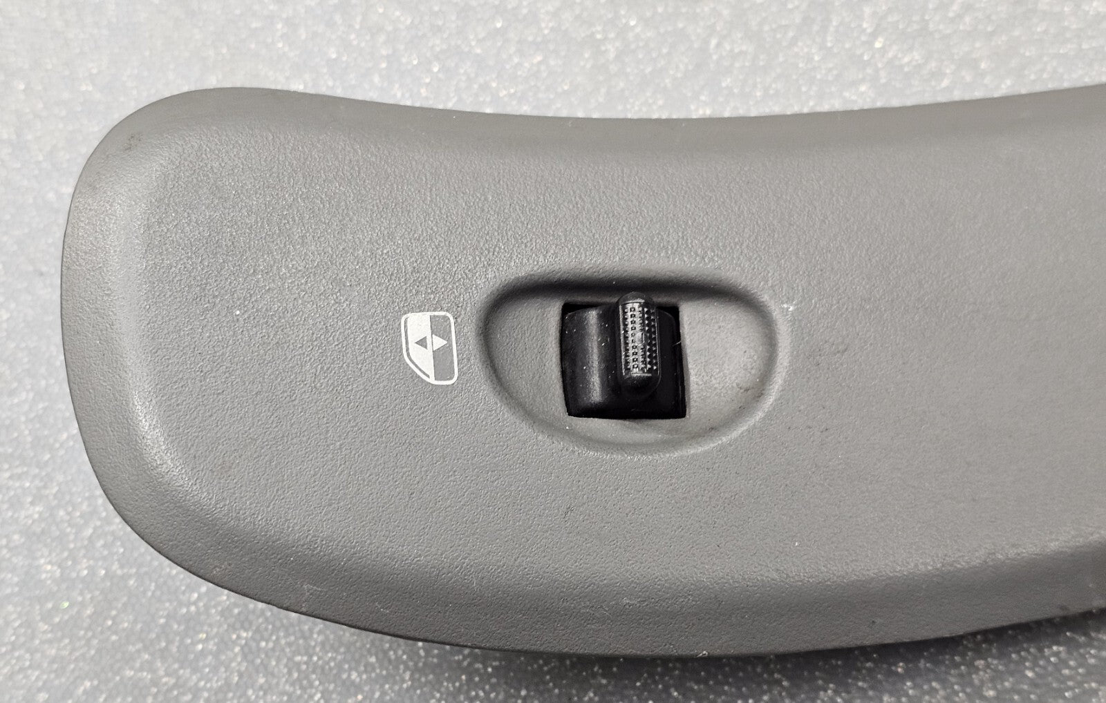 🔥01-07 Caravan Town Country Front Right Passenger Window Door Lock Switch Gray