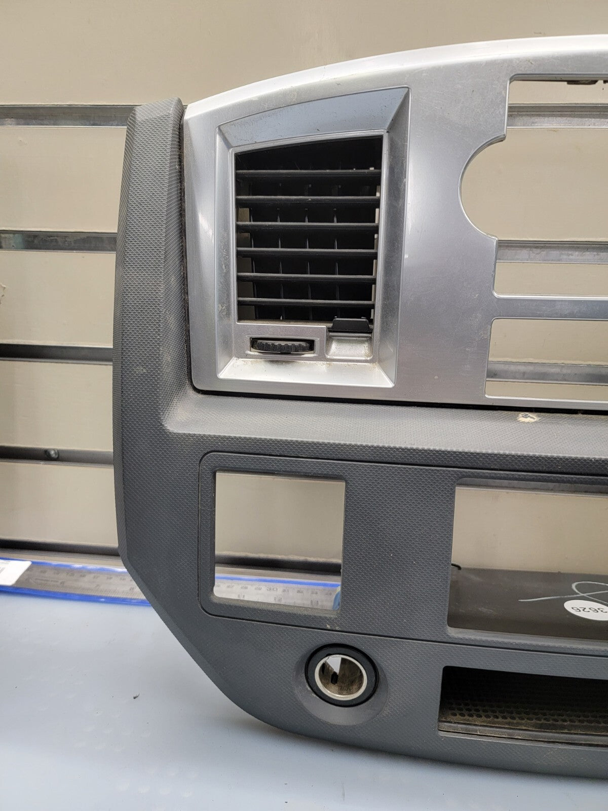🔥06-08 Dodge RAM Dash RADIO Bezel Climate Trim Panel 🔴Storage SILVER/GRAY B11