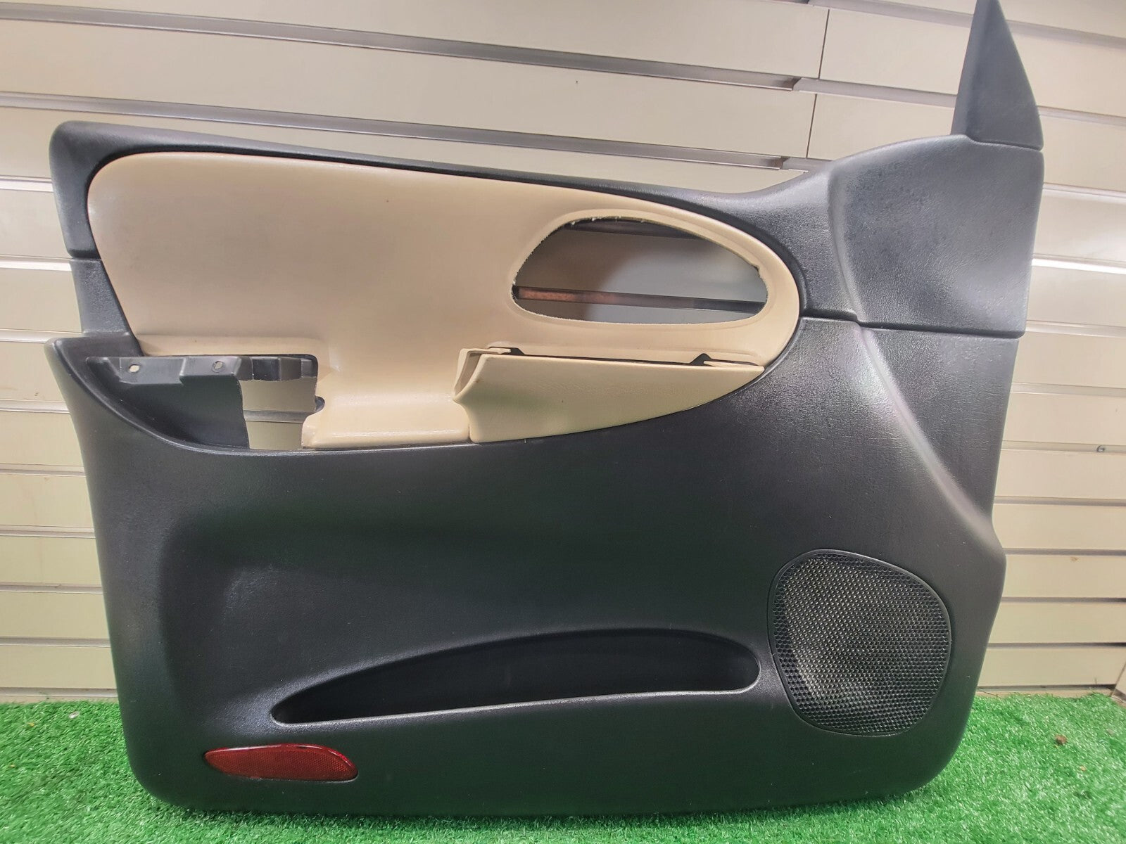 🔥2002-2009 CHEVY TRAILBLAZER Door Panel  Front LEFT DRIVER armrest BLACK/TAN D8