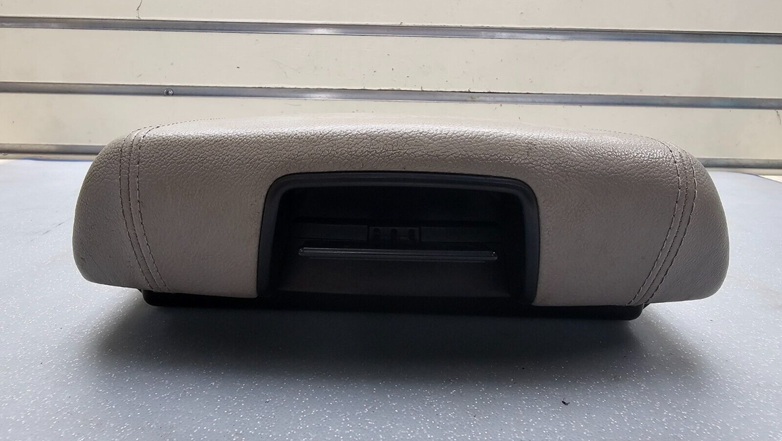 🔥15-18 KIA SEDONA Front Floor Console Lid Armrest Top Pad Storage Assembly Tan