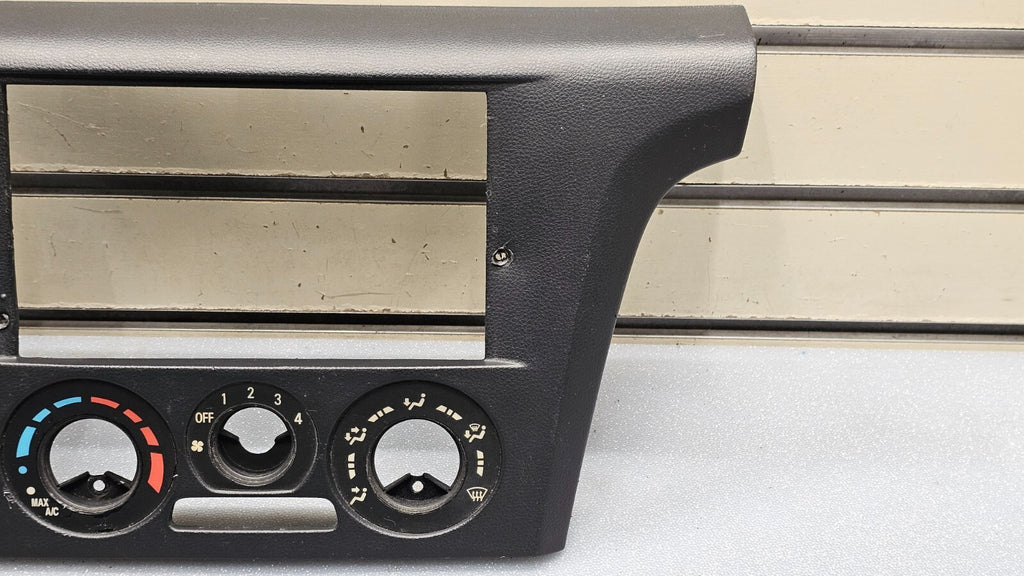 🔥03-06 MITSUBISHI OUTLANDER FRONT CENTER DASH RADIO CLIMATE CONTROL BEZEL TRIM