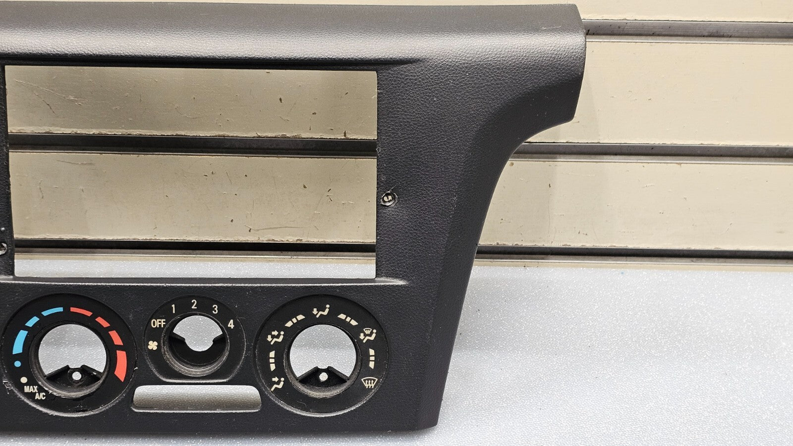 🔥03-06 MITSUBISHI OUTLANDER FRONT CENTER DASH RADIO CLIMATE CONTROL BEZEL TRIM