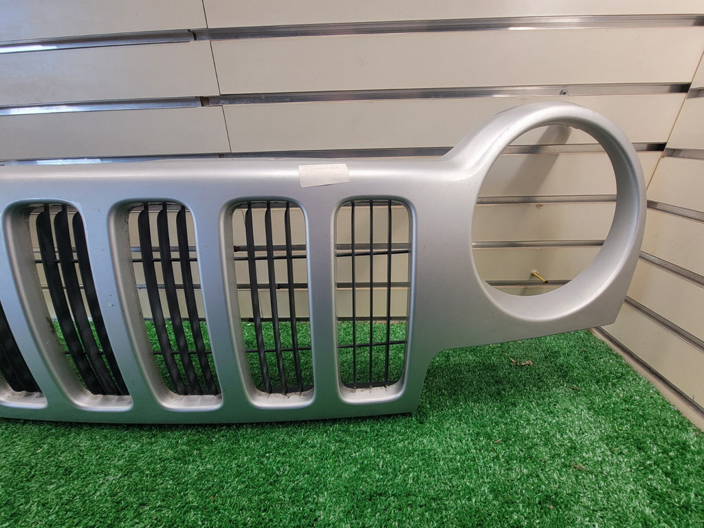 🔥02-04 Jeep Liberty KJ Top Front Upper Grille Assembly Chrome Panel Genuine OEM