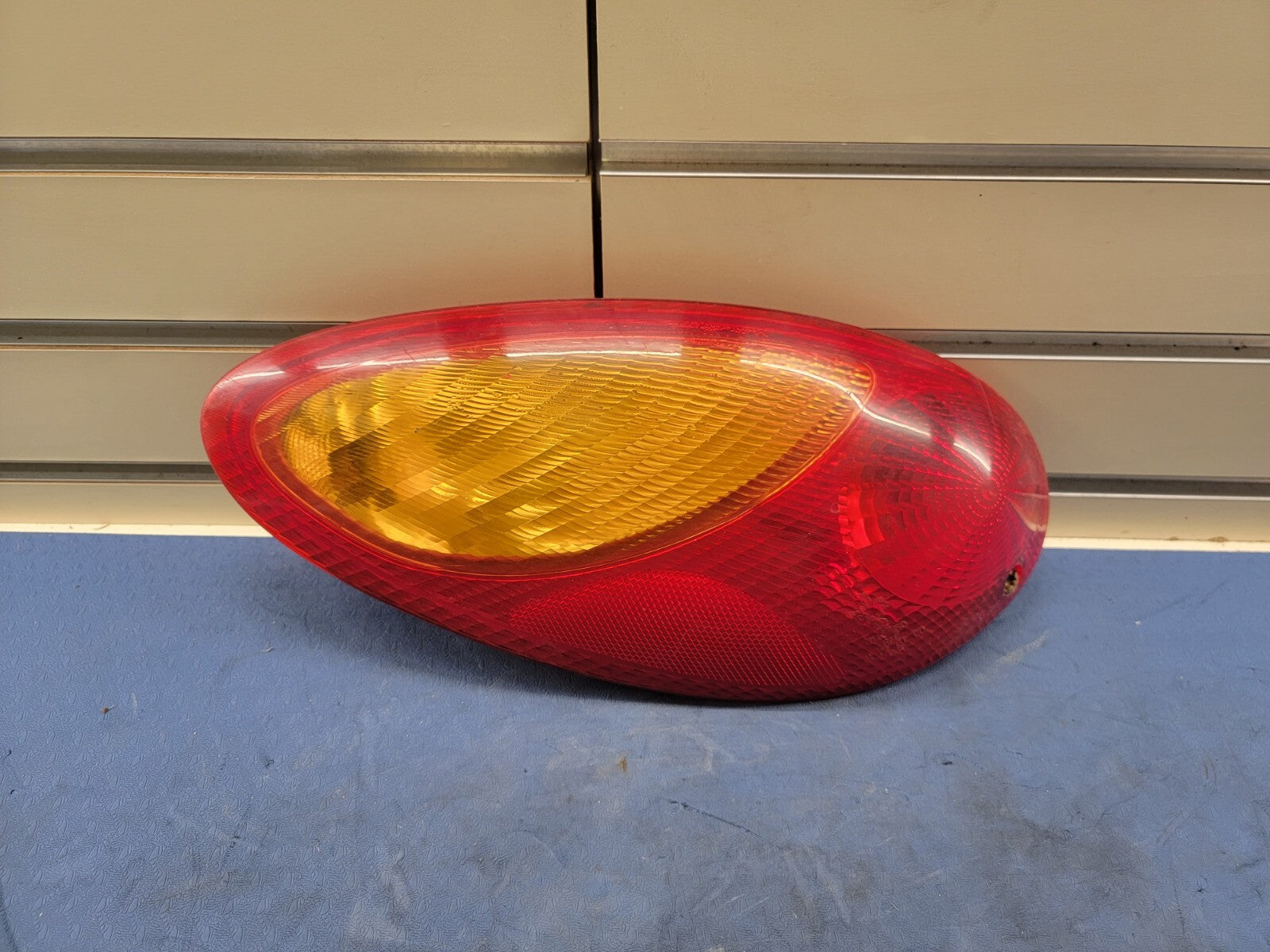 🔥2001-2005 Chrysler PT Cruiser Tail light Left driver side brake light assembly