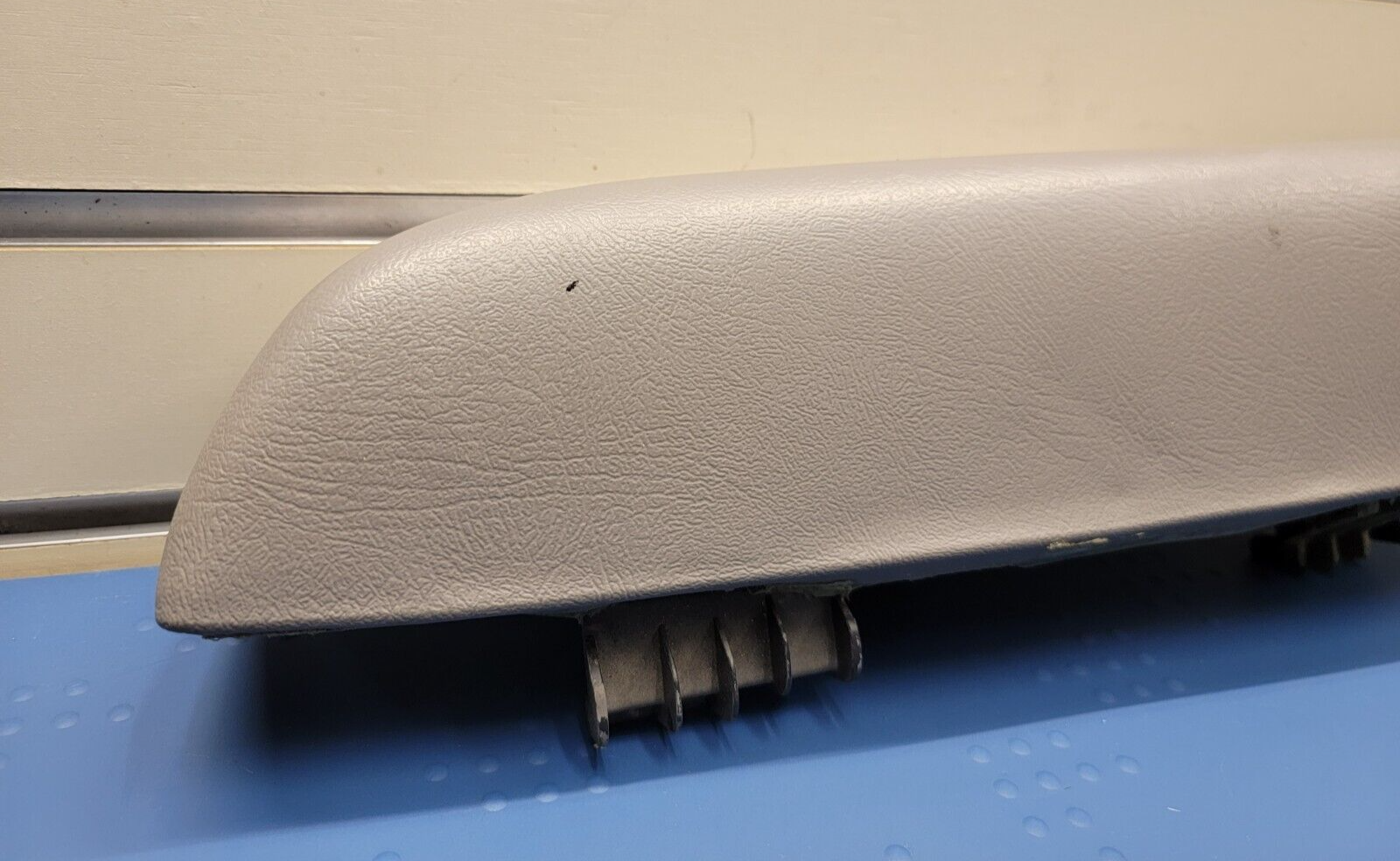 03-06 Silverado SIERRA TAHOE Door Panel ARMREST Front right Handle light gray H2