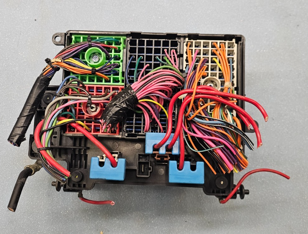 🔥99-02 Silverado Sierra Fuse Box Relay Junction Engine Integrated Power Module