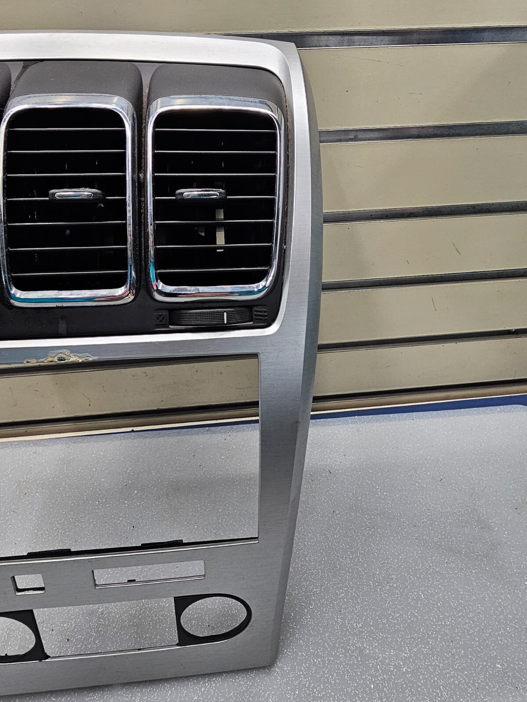 🔥2007-2012 GMC Acadia Center Dash Trim Radio Bezel Climate Control Silver