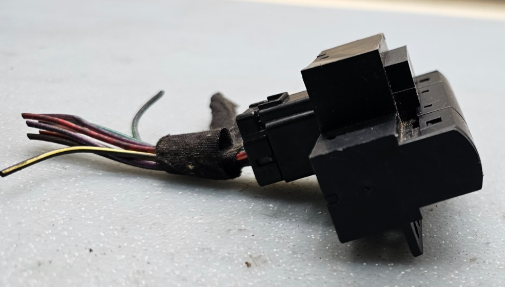 🔥05-10 Chrysler 300 Grand Caravan Hazard Warning Light Control Switch Assembly