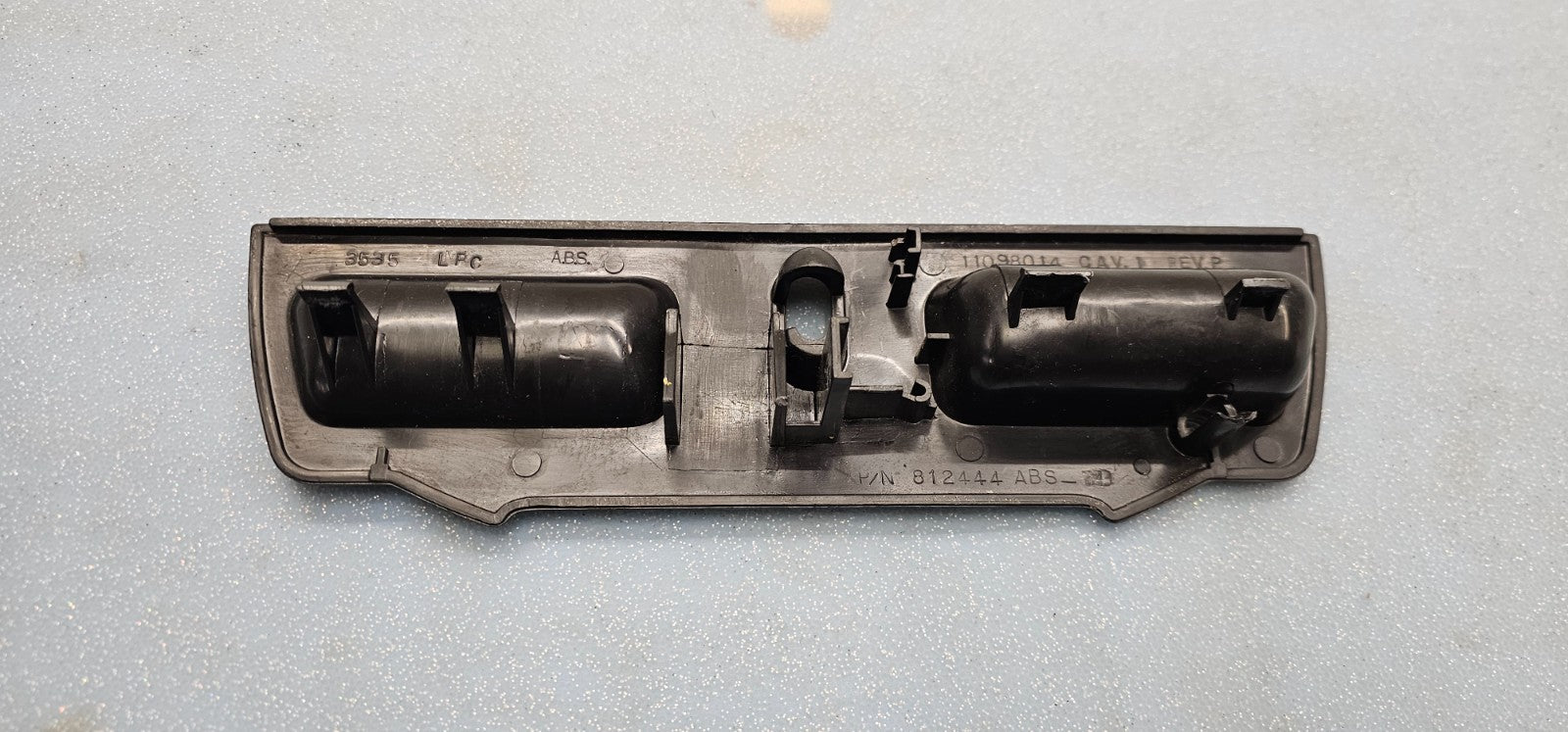95-06 Silverado Sierra C/K 1500 2500 Center Console Jump Seat Lid Latch Assembly