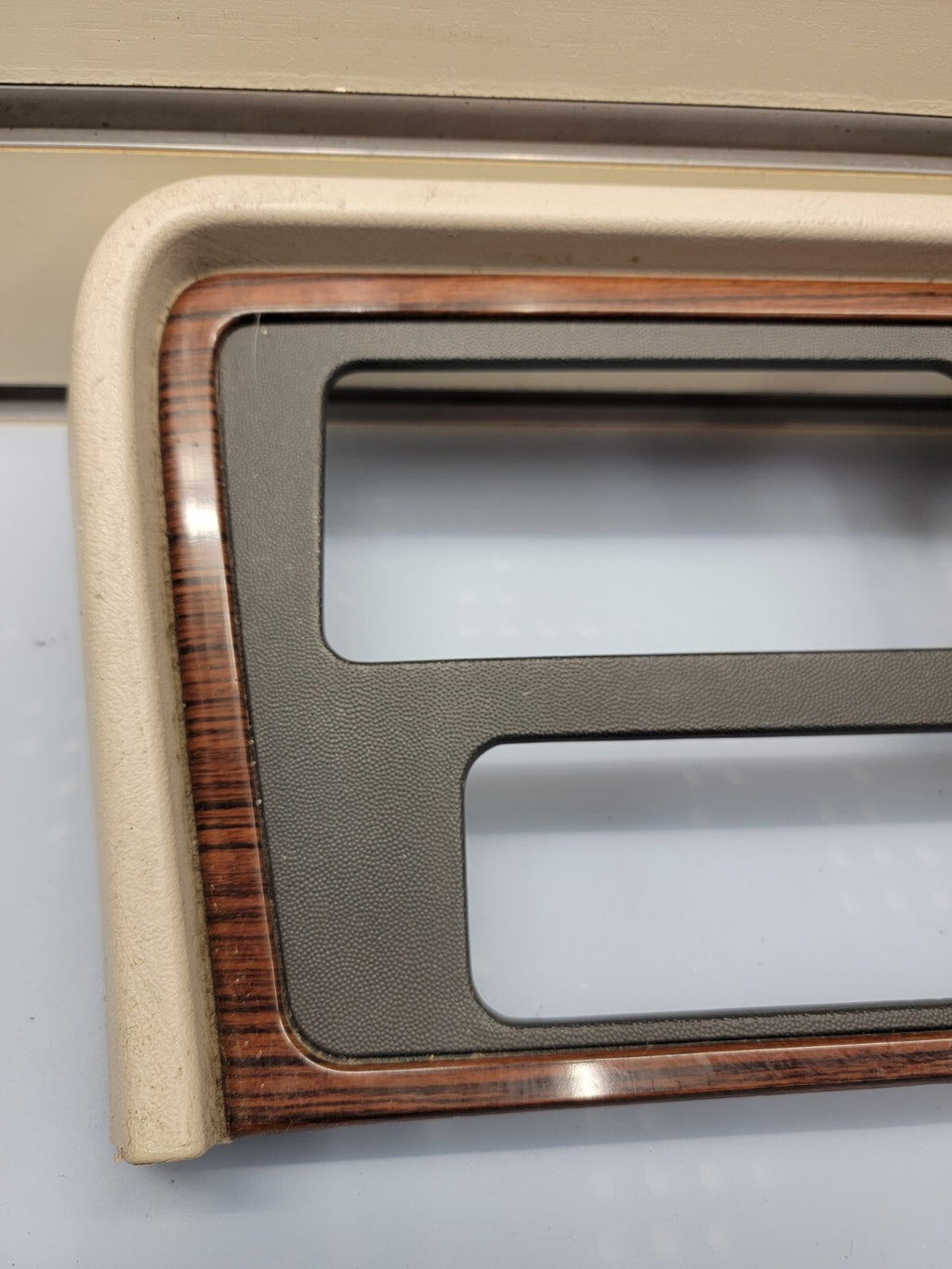 02-06 Cadillac Escalade Radio Dash Trim Bezel with Clock 15072628 gray/woodgrain