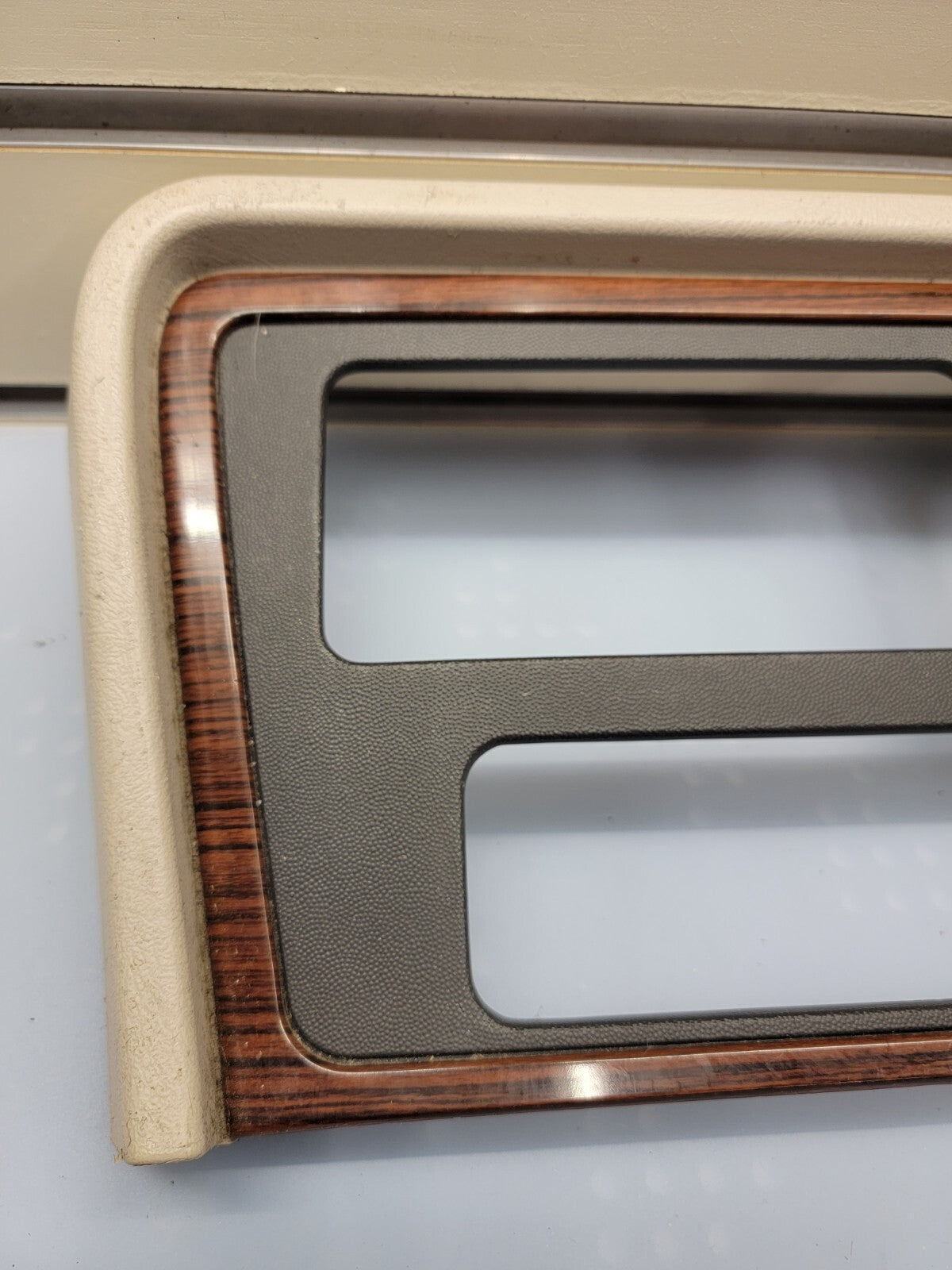 02-06 Cadillac Escalade Radio Dash Trim Bezel with Clock 15072628 gray/woodgrain