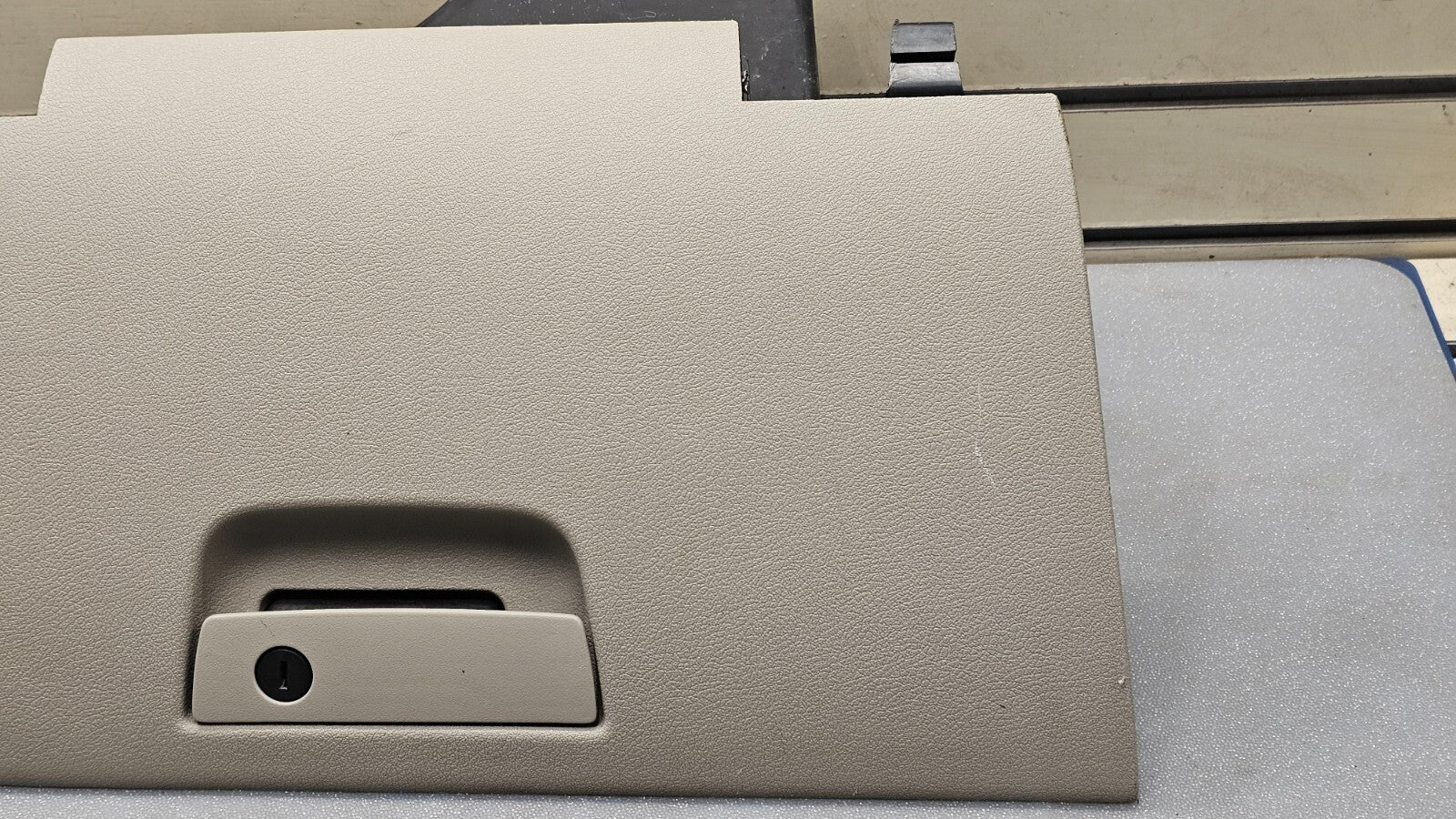 🔥08-10 GRAND CHEROKEE COMMANDER DASH GLOVE BOX COMPARTMENT LID ASSEMBLY TAN