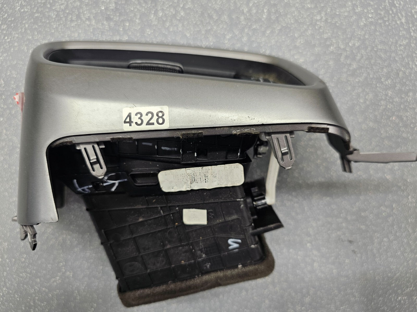 🔥2016 - 2018 KIA SORENTO DASH RIGHT SIDE AIR VENT DUCT GRILLE TRIM SILVER OEM