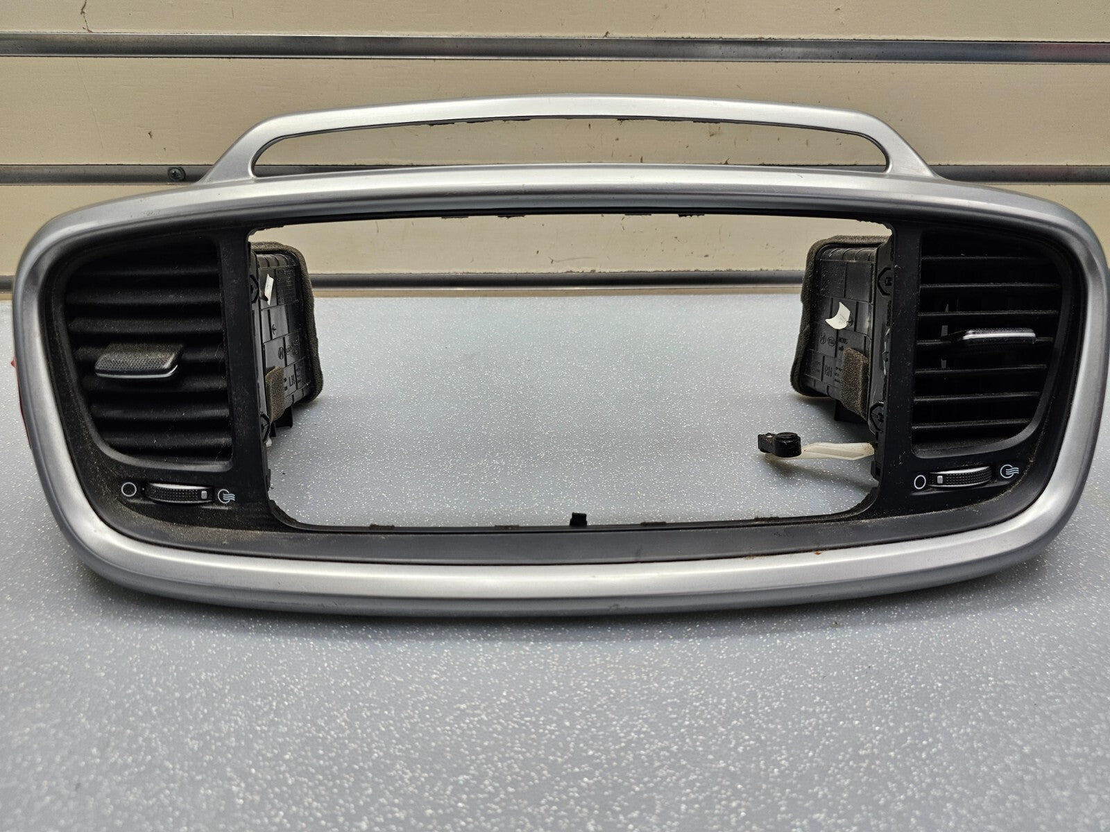 🔥16-18 KIA SORENTO CENTER DASH RADIO SURROUND BEZEL TRIM PANEL Assembly Silver