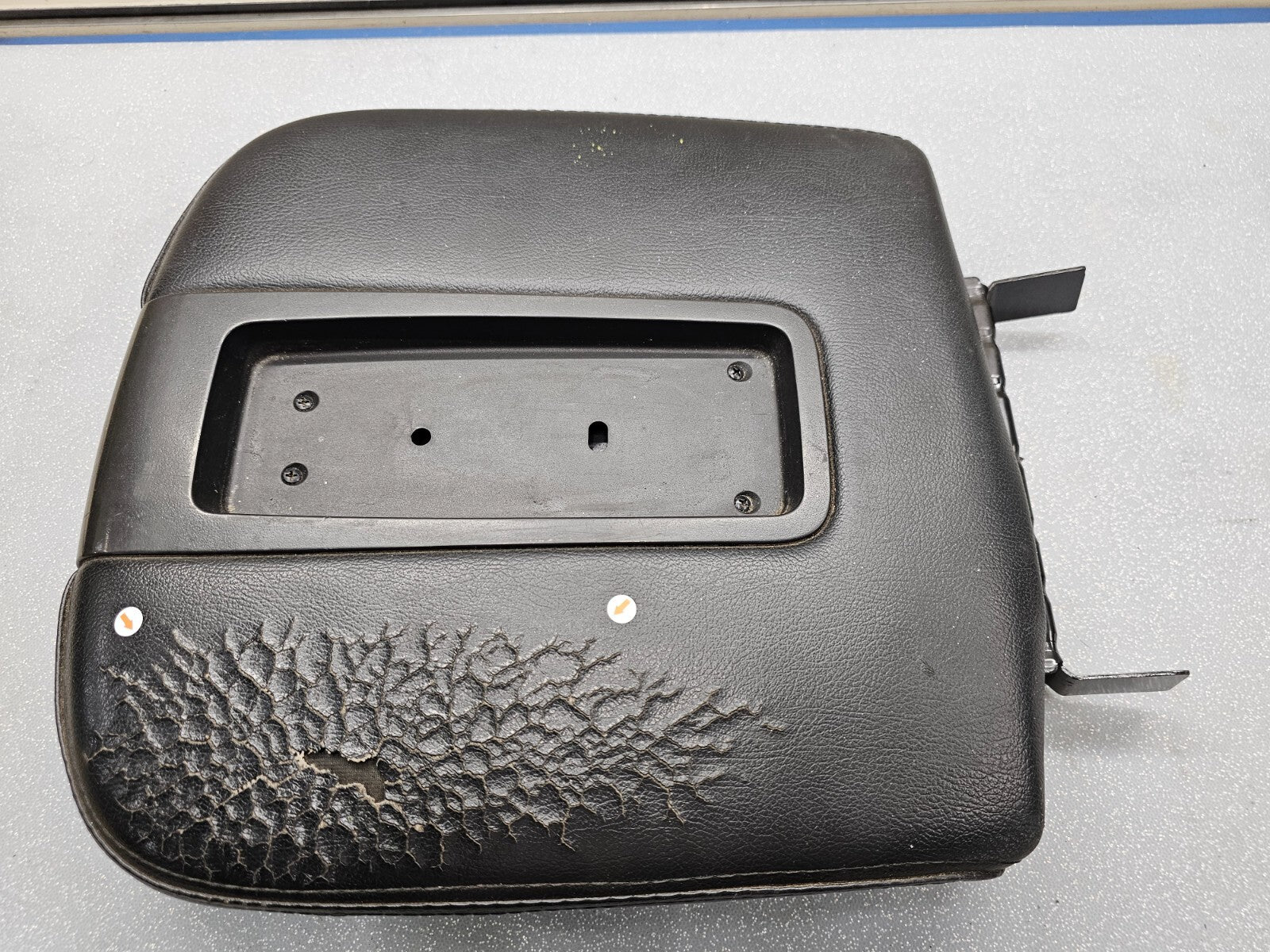 🔥07-14 Silverado Sierra Center Console Armrest Lid Leather Cover Assembly Black