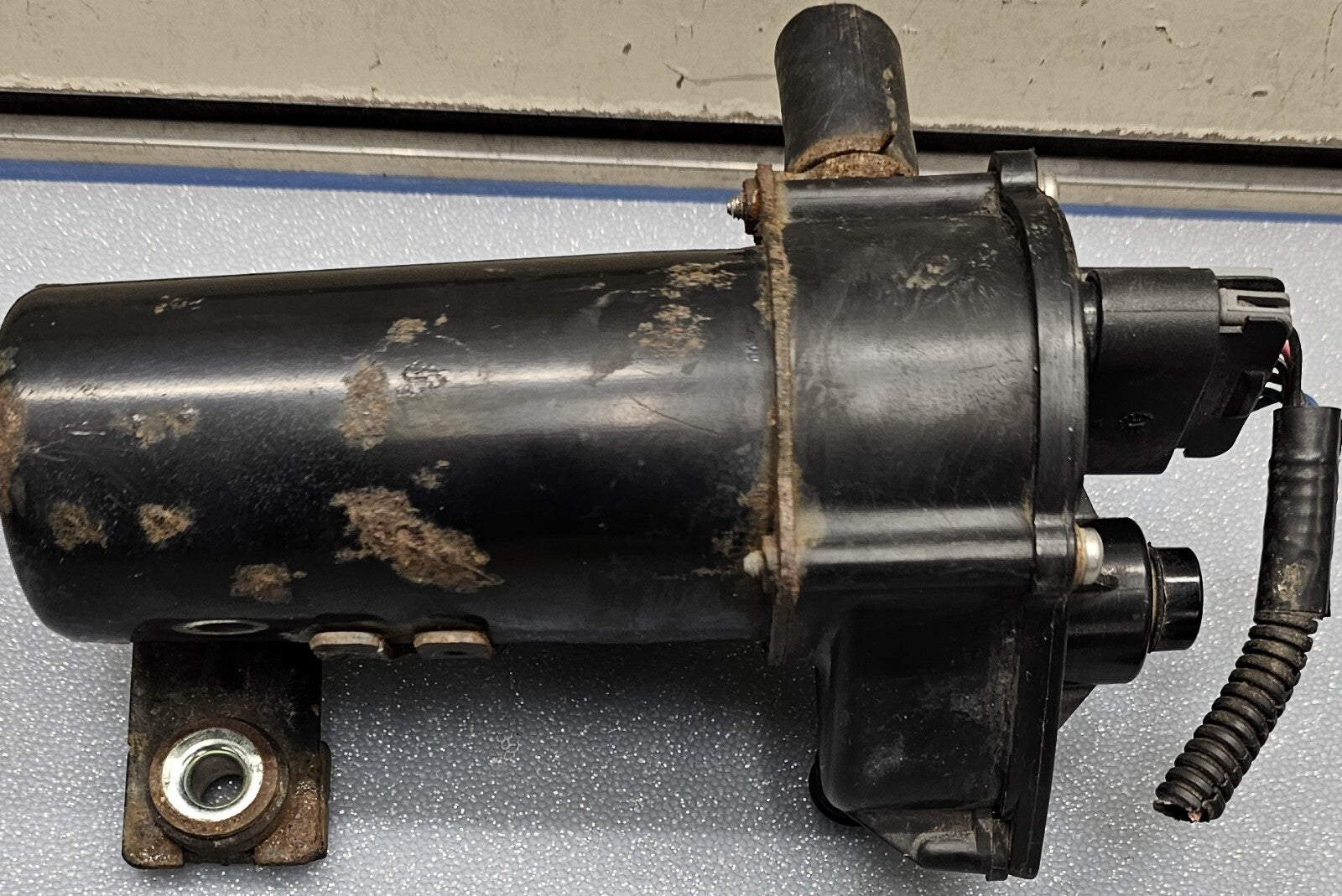 03-06 Silverado Sierra Tahoe Yukon Brake Vacuum Valve Booster Supplemental Pump