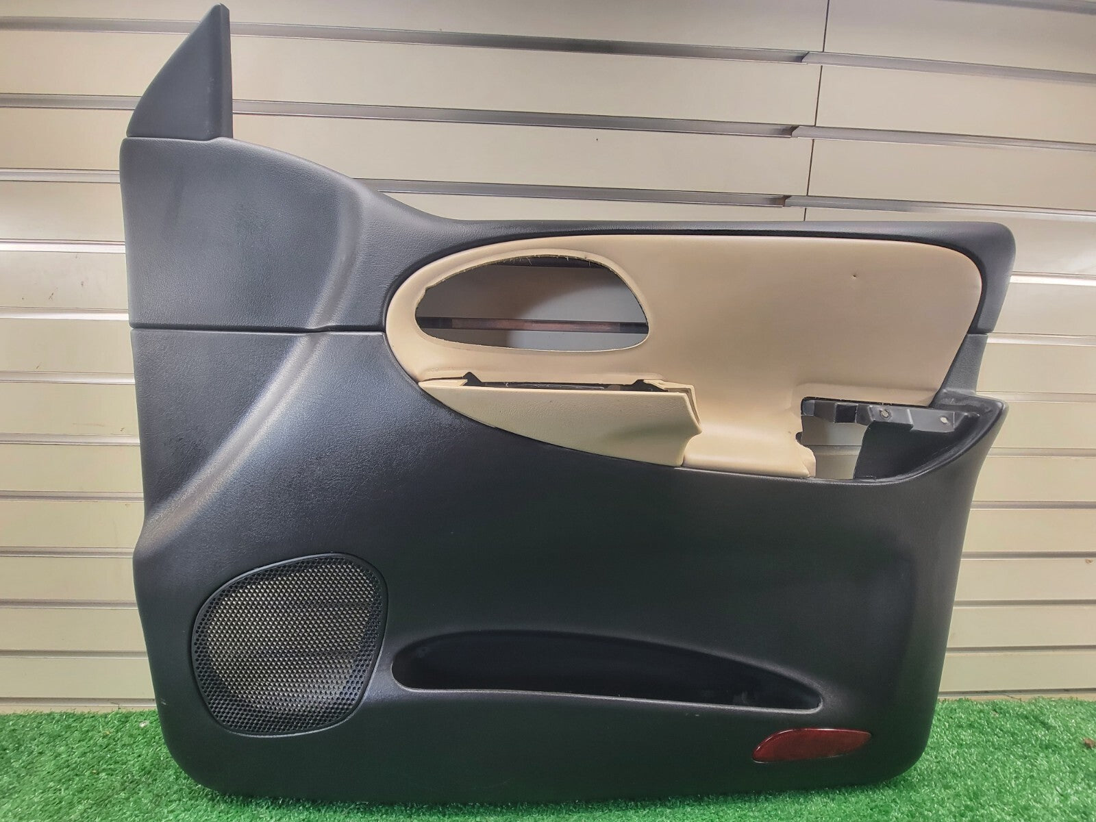 🔥2002-2009 CHEVY TRAILBLAZER Door Panel Front PASSENGER armrest BLACK/TAN D8