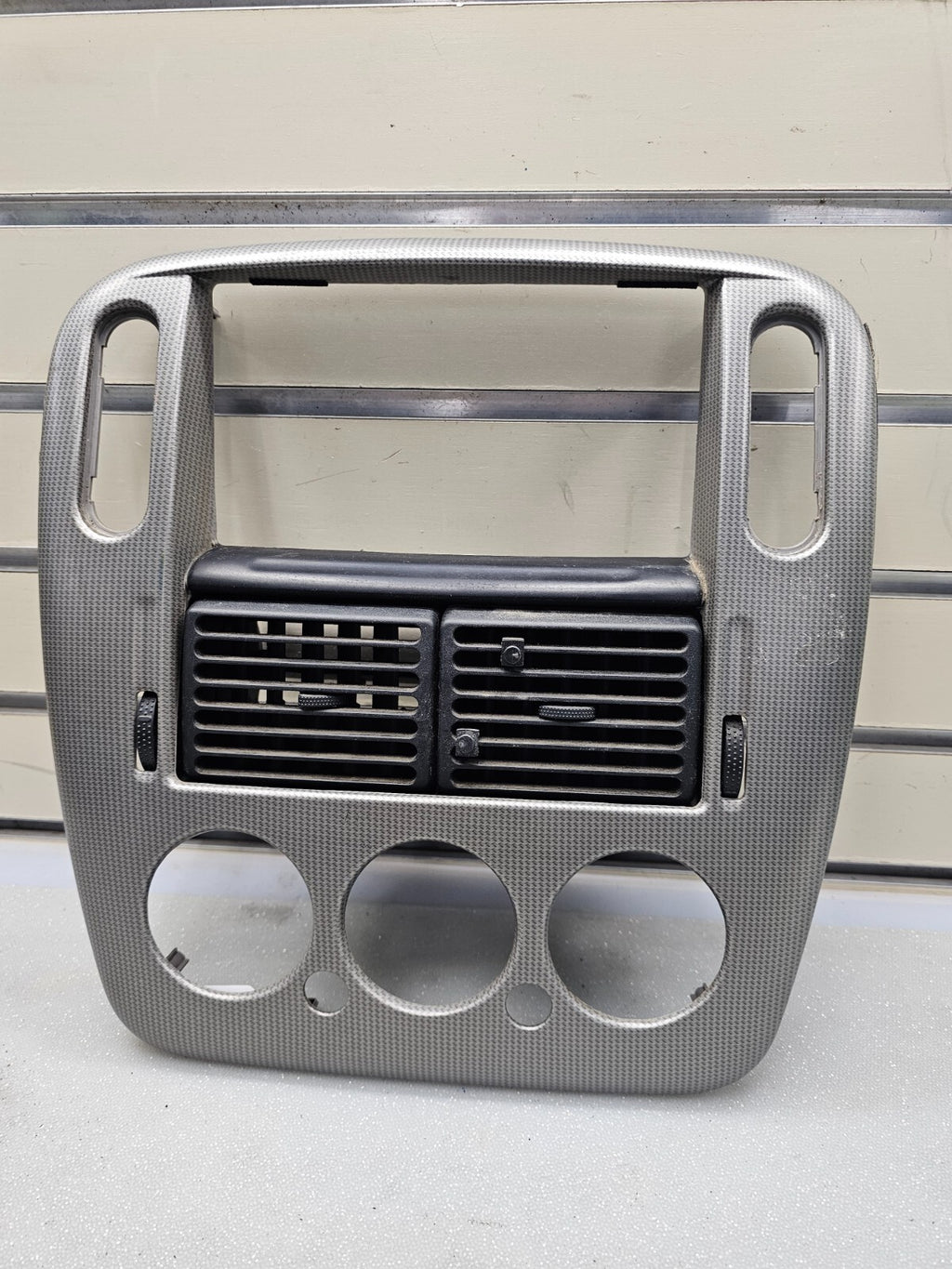 🔥02-05 EXPLORER MOUNTAINEER DASH RADIO CLIMATE TEMPERATURE CONTROL BEZEL Silver