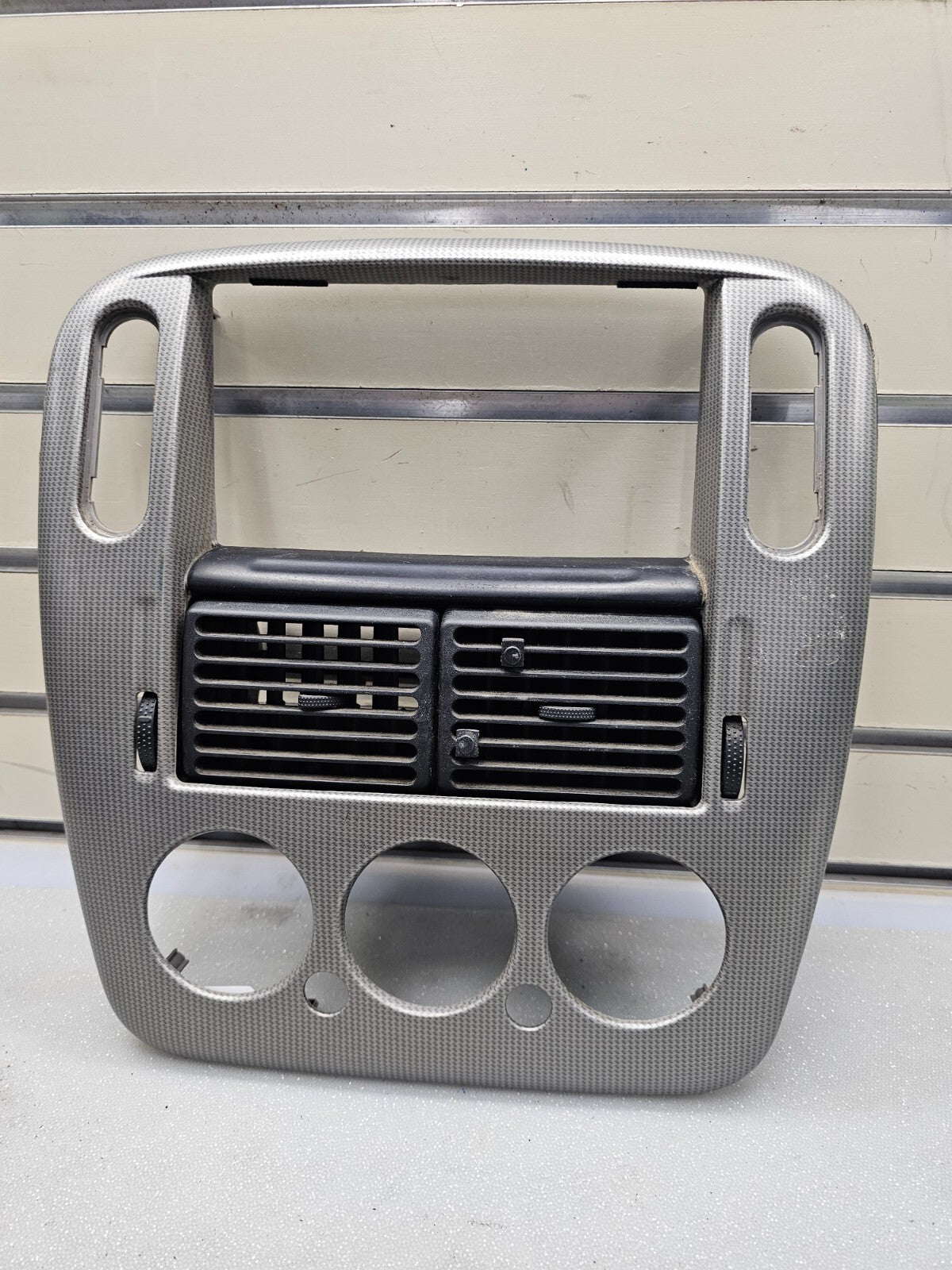 🔥02-05 EXPLORER MOUNTAINEER DASH RADIO CLIMATE TEMPERATURE CONTROL BEZEL Silver