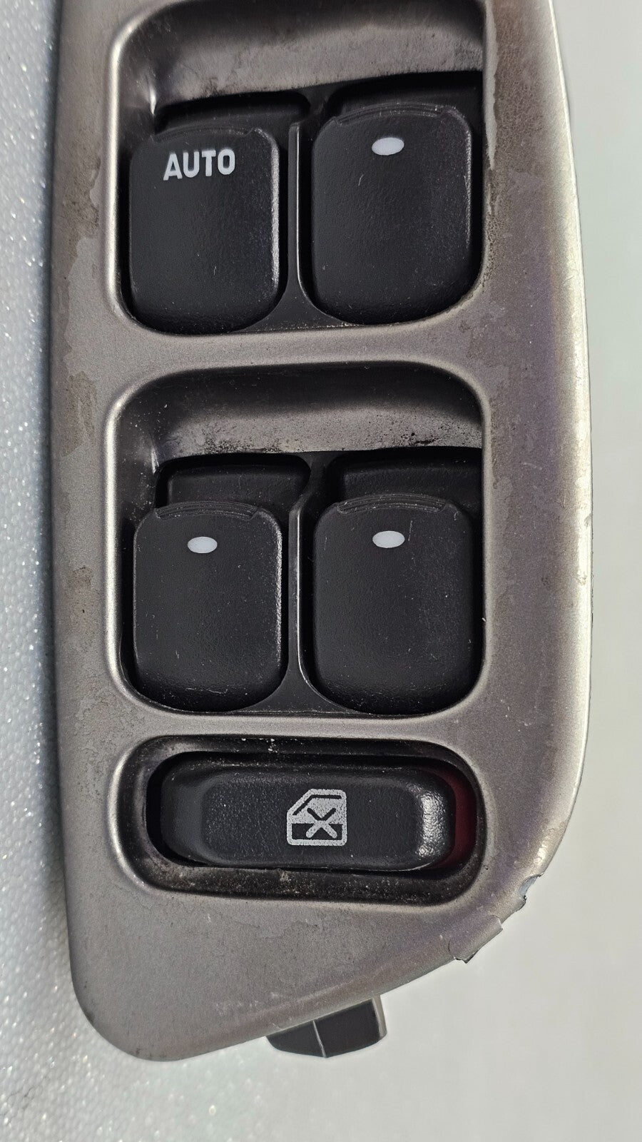 04-07 MALIBU LEFT DRIVER MASTER POWER WINDOW DOOR CONTROL SWITCH ASSEMBLY SILVER