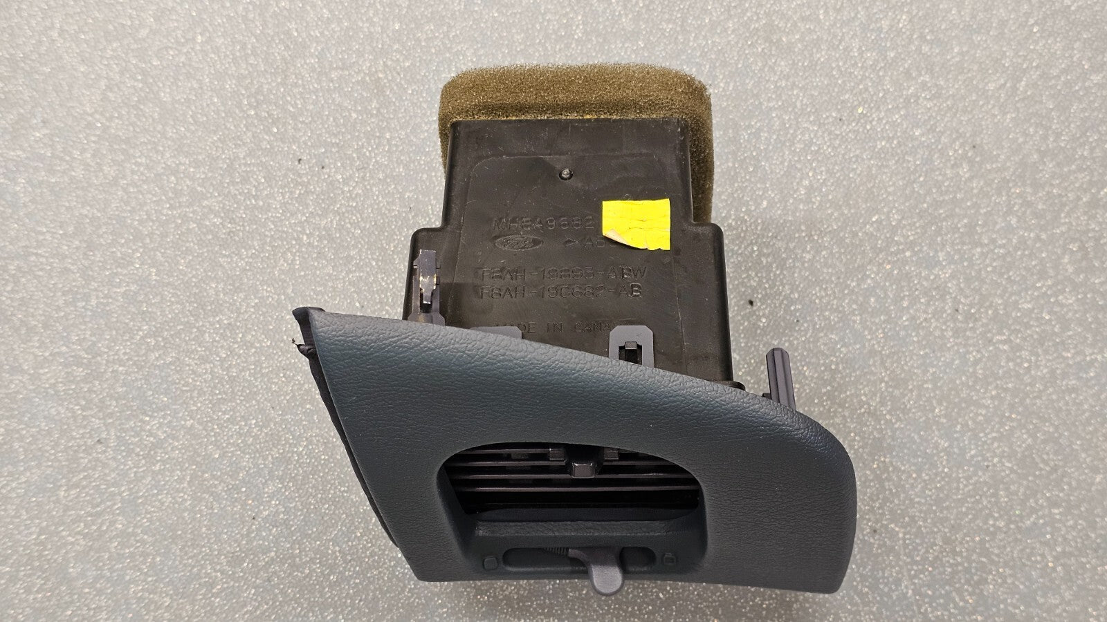 98-11 Grand Marquis Crown Victoria Dash Right Passenger AC Heater Air Vent Blue