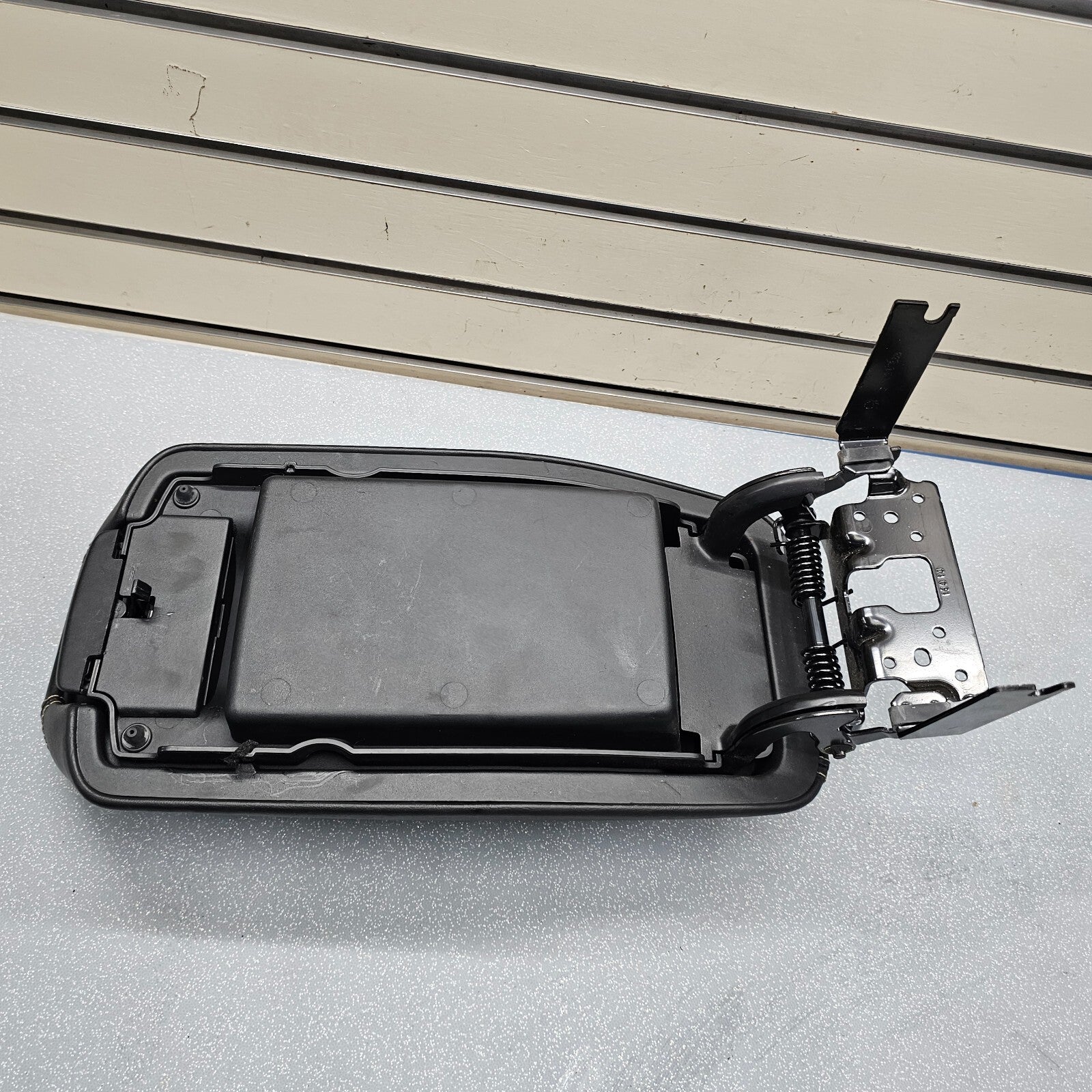 🔥14-20 CHEROKEE CENTER CONSOLE ARMREST STORAGE LID TOP PAD COVER ASSEMBLY BLACK