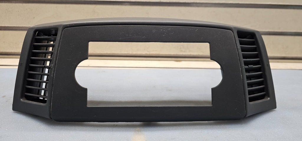 🔥05-07 Grand Cherokee Center Radio Dash Bezel Trim Panel Surround Balck B30