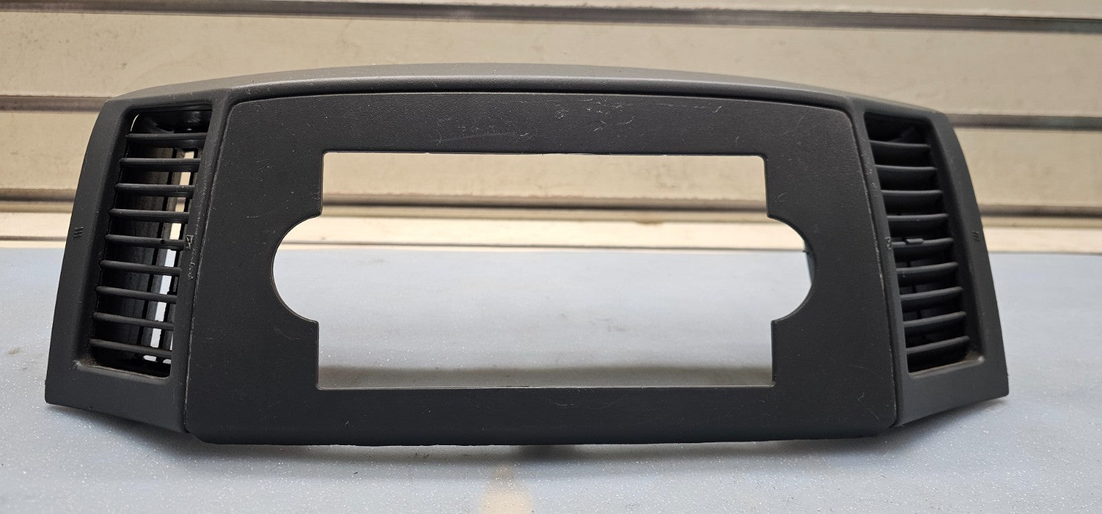 🔥05-07 Grand Cherokee Center Radio Dash Bezel Trim Panel Surround Balck B30