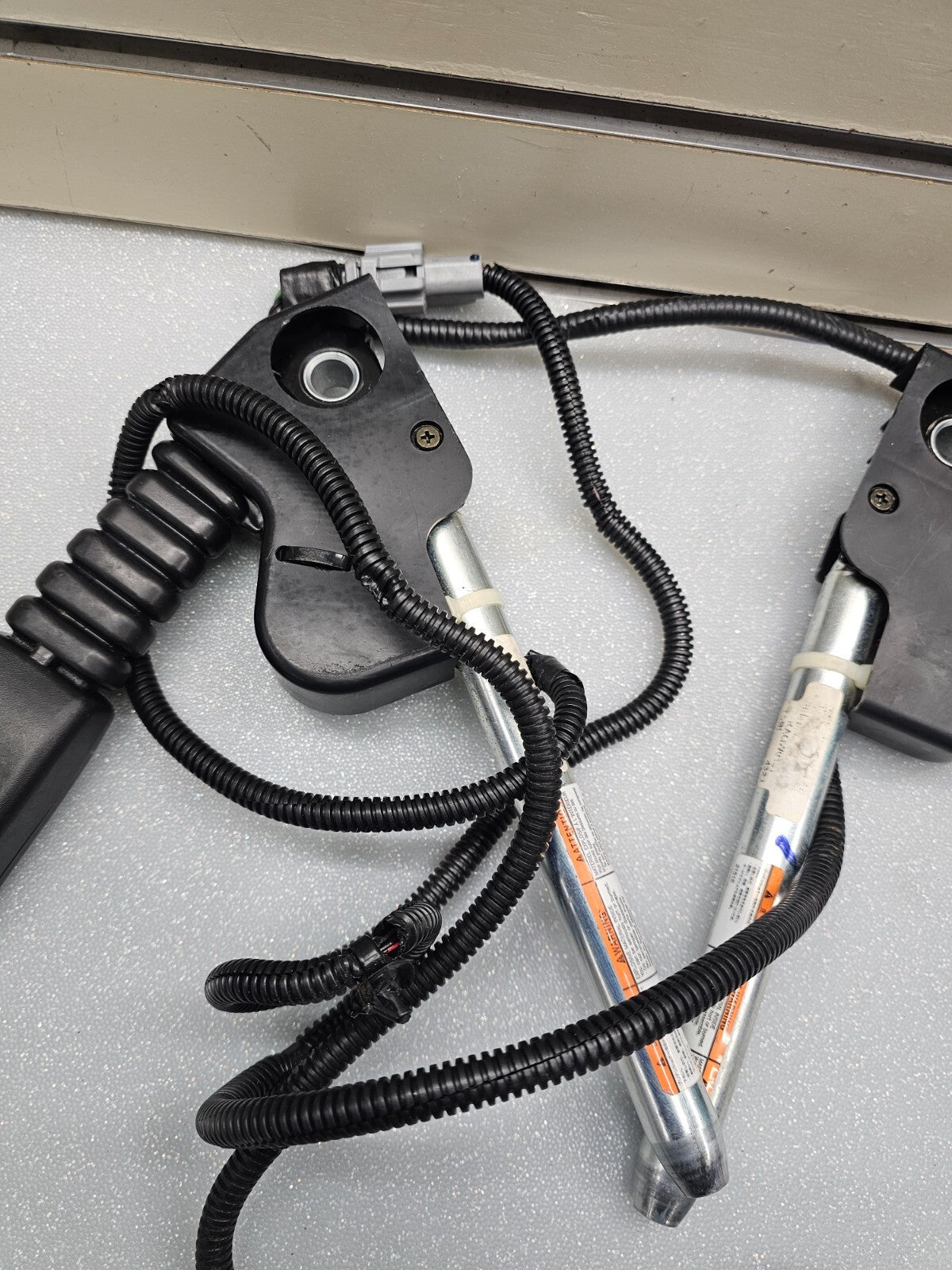 🔥04-06 Ford Ranger Drivers & Passengers Front Seat Belt Buckles Plug Connector