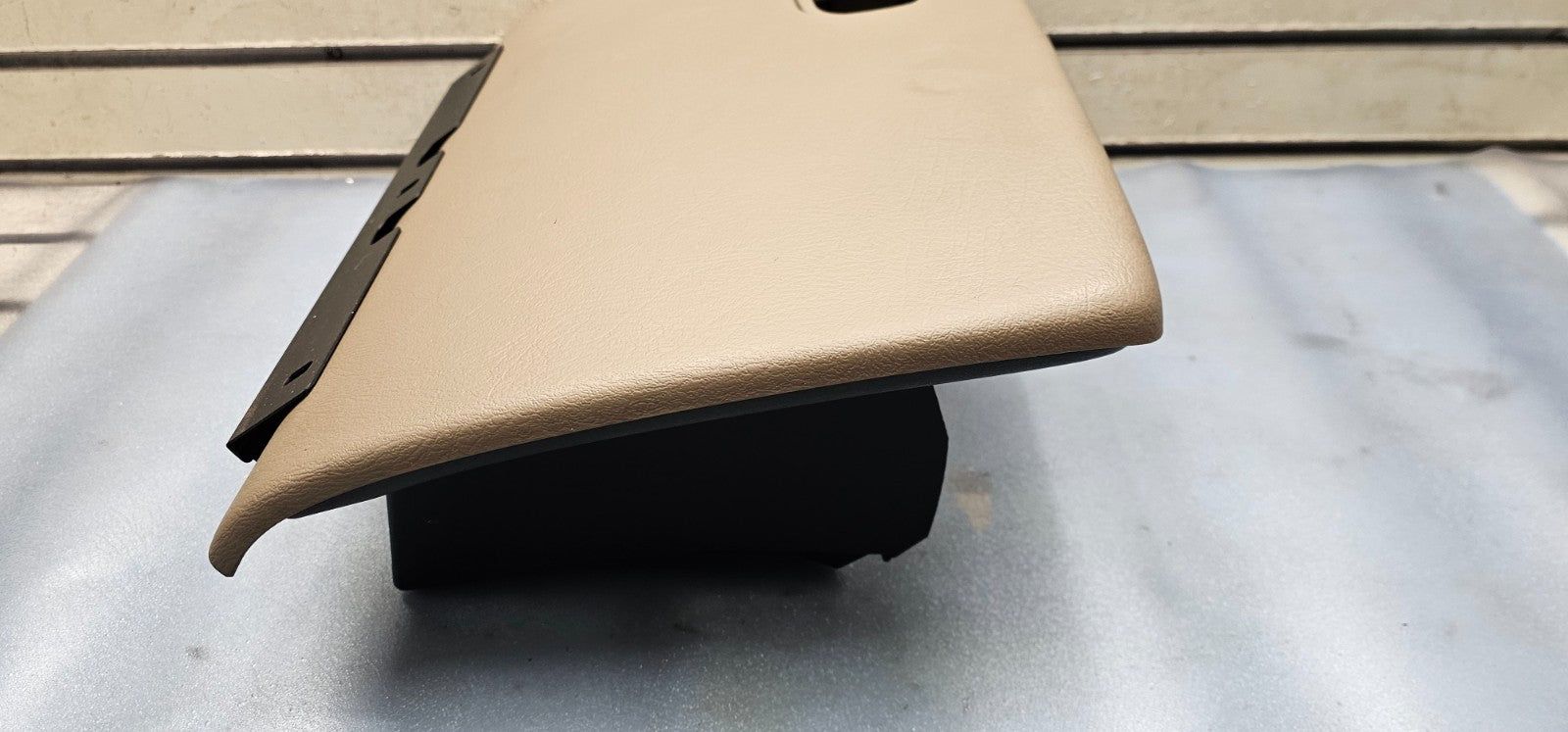 02-05 trailblazer Envoy Rainier Dash Glove Box Storage Compartment Assembly Tan