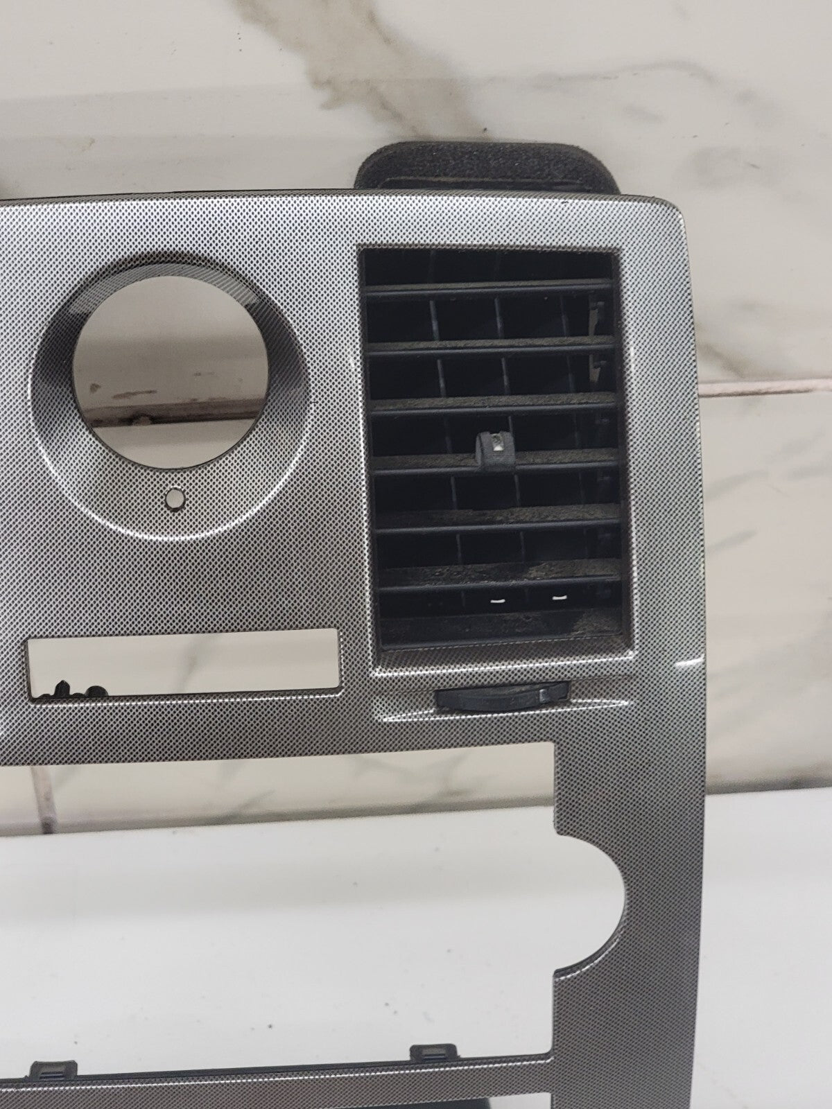 05-07 CHRYSLER 300 RADIO BEZEL CENTER AIR VENTS Storage CARBON SILVER B16