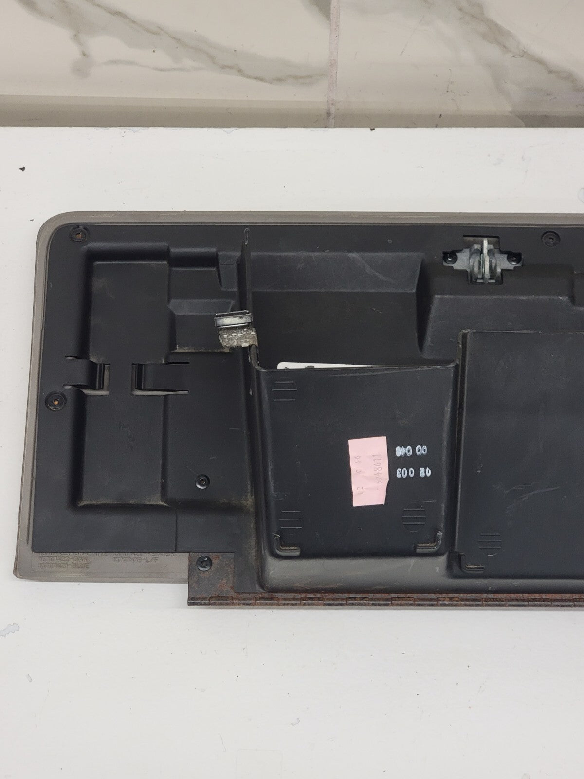 02-06 CADILLAC ESCALADE GLOVE BOX  DASH STORAGE COMPARTMENT OE LIGHT GRAY G9